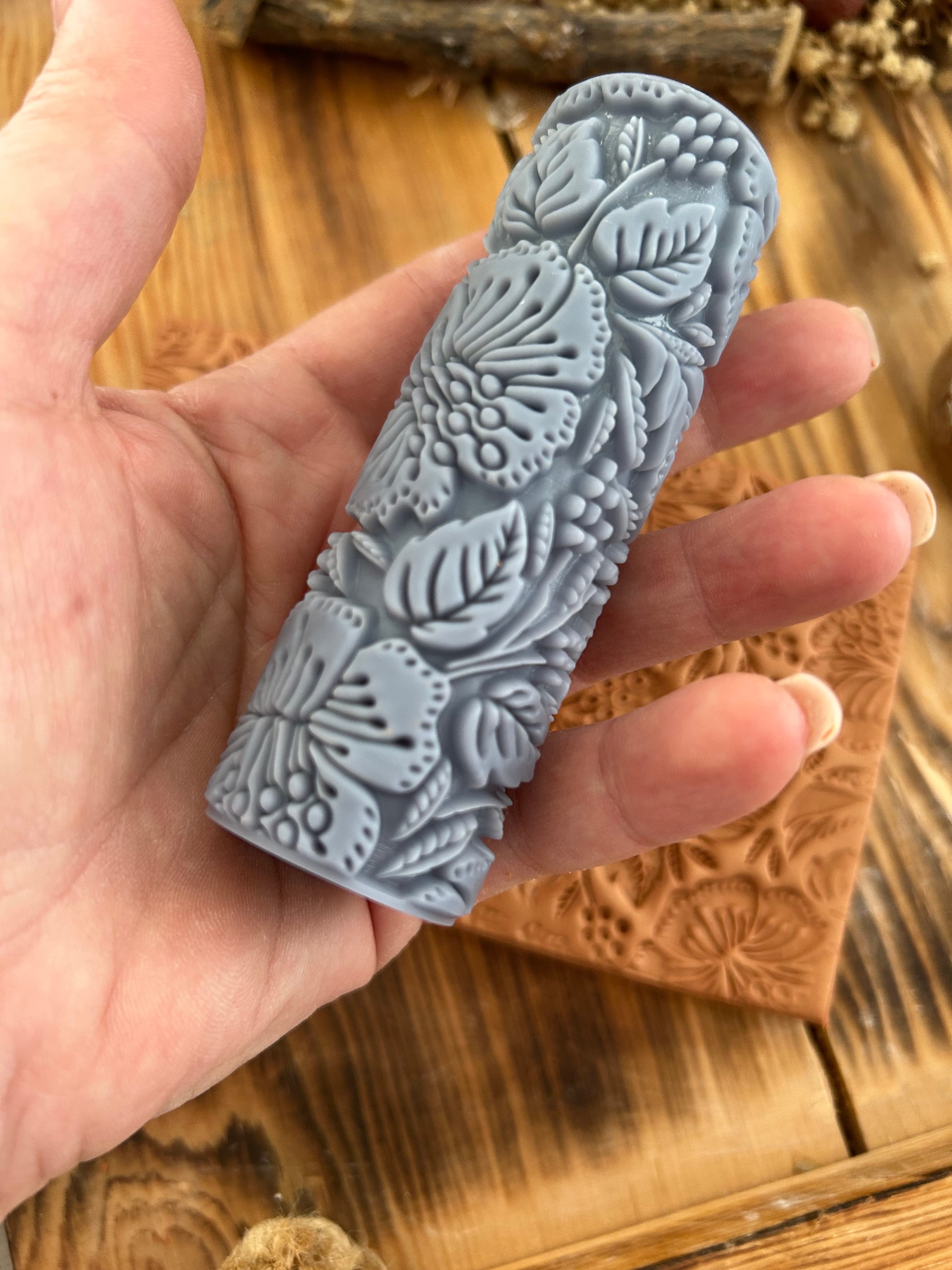 Hibiscus Çiçeği Desenli Doku Rulosu – 10 cm Kabartma Rulo, Polimer Kil, Hava ile Kuruyan Kil, Sabun, Metal Kil ve Hobi İşleri İçin