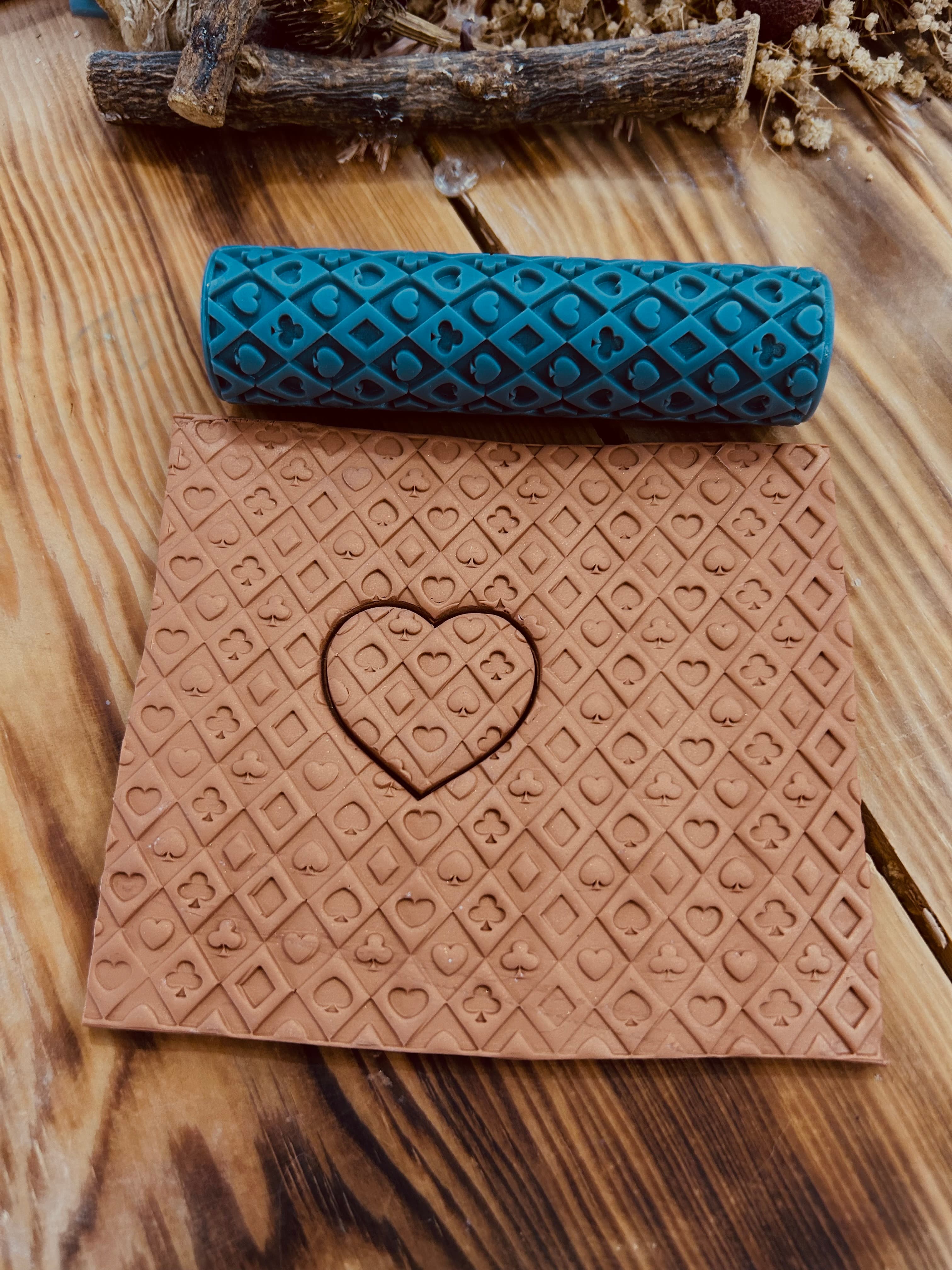 Royal Suits Doku Merdanesi 10 cm | İskambil Desenli Baskı Merdanesi – Seramik Kil, Polimer Kil, Hava ile Kuruyan Kil, Sabun ve DIY Projeler İçin