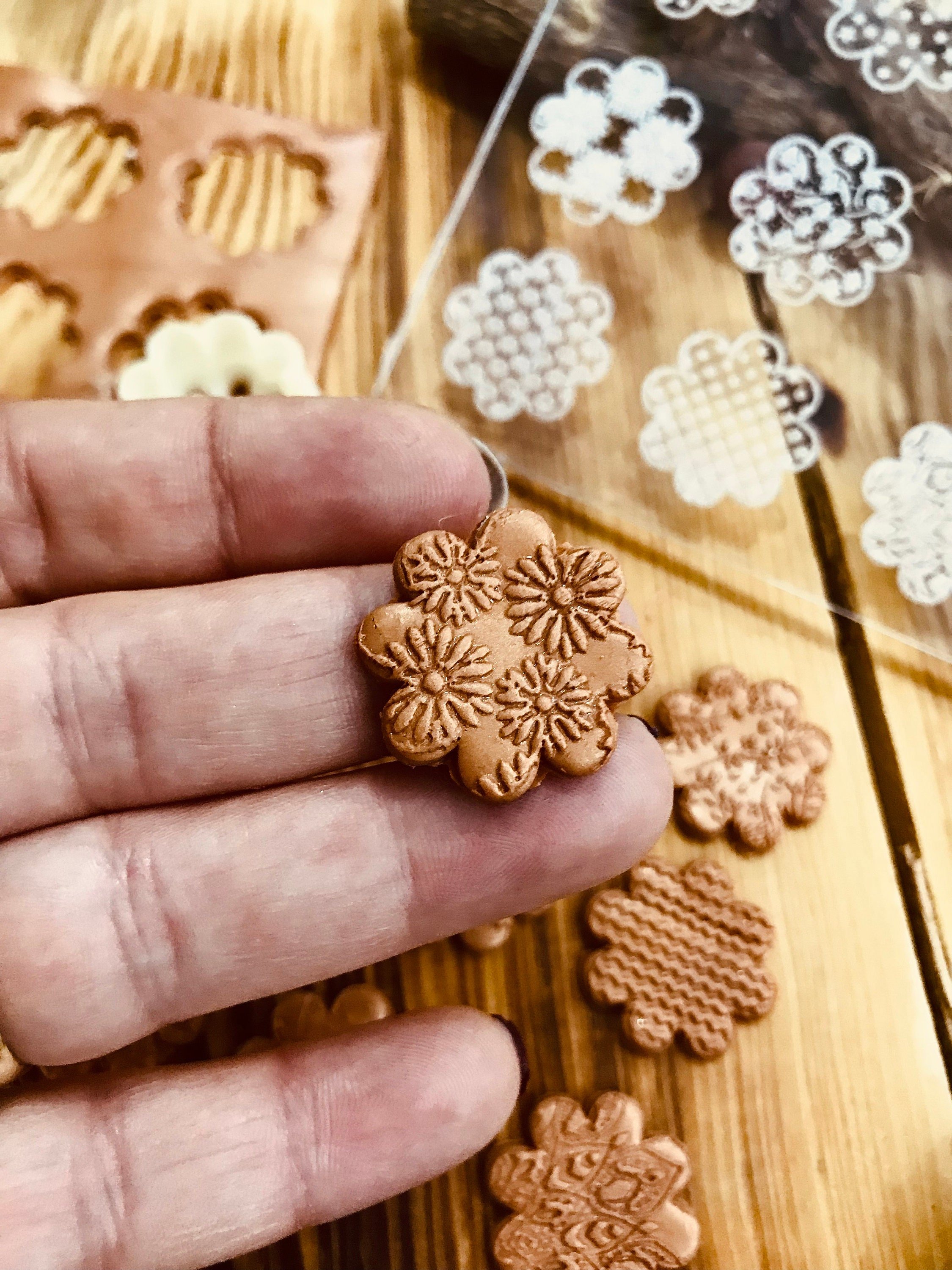 Floral Texture Mat with Gift Cutter – 10x10 cm Rubber or Acrylic Stamp for Polymer Clay, Air Dry Clay & Fondant Crafts