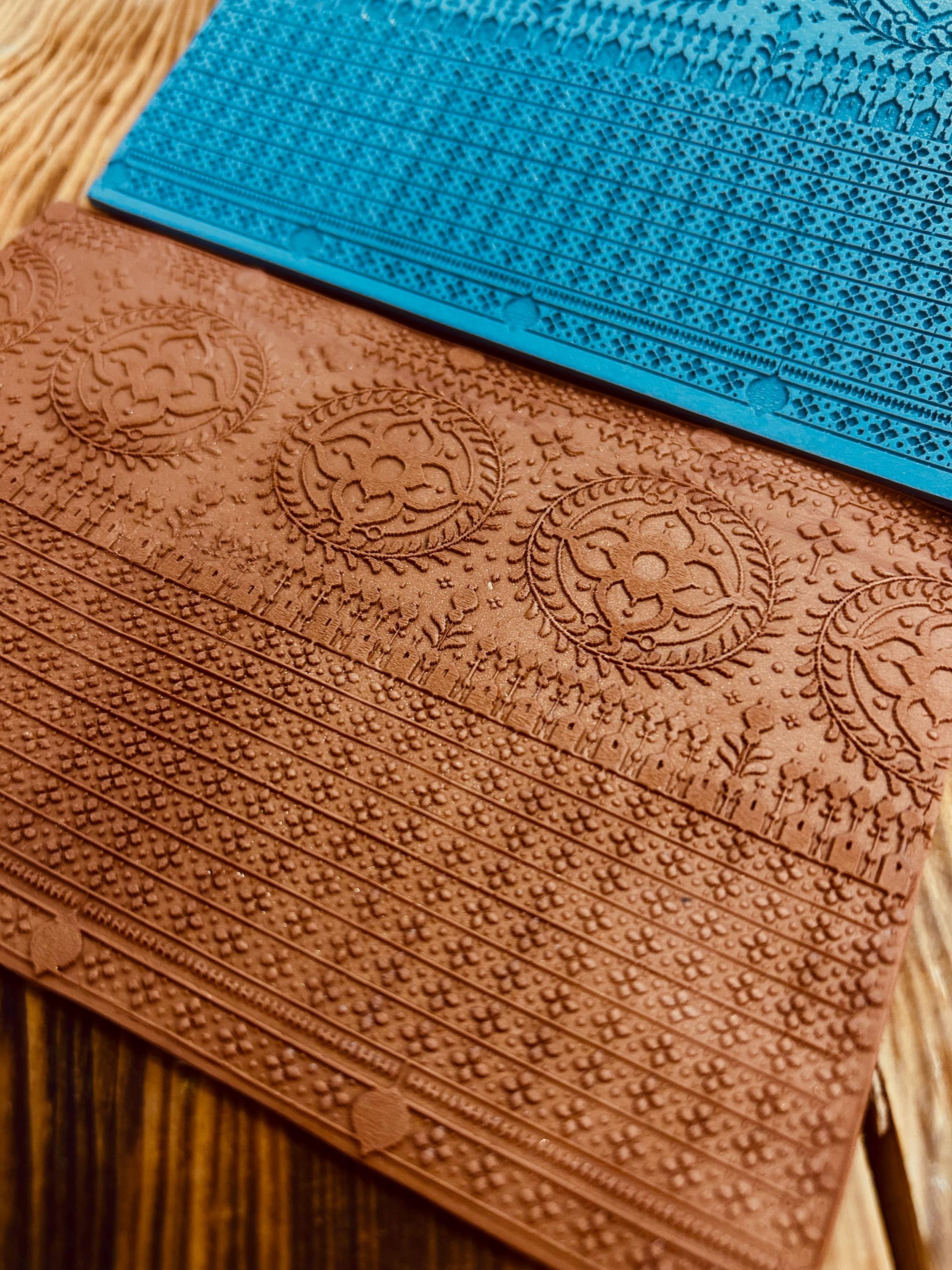 Geometrik Süsleme Doku Matı – 10×14 cm Kauçuk Doku Levha | Polimer Kil, Hava Kuruyan Kil & Seramik İçin | Takı ve Dekor Aracı