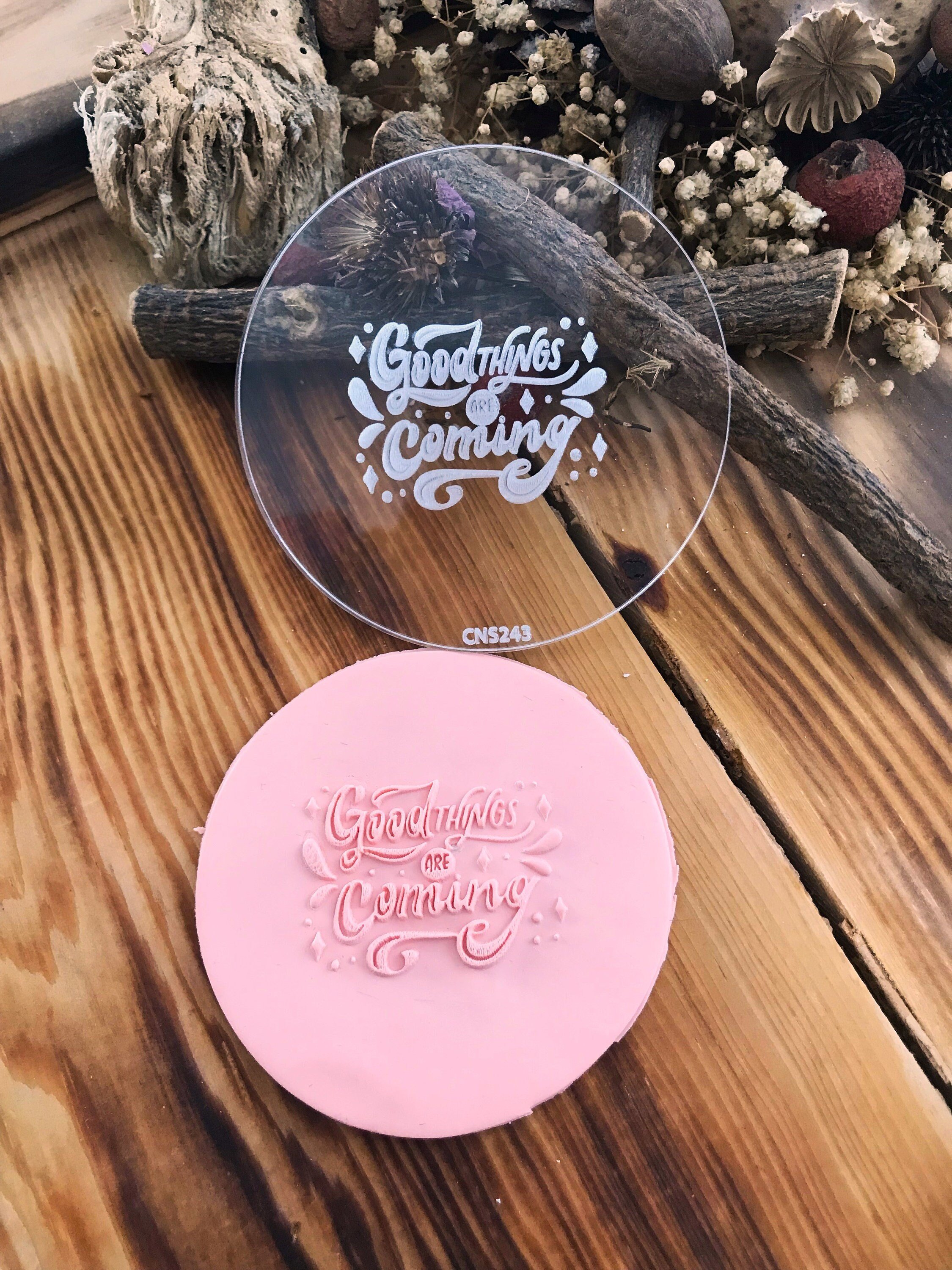 “Good Things Are Coming” Acrylic Texture Stamp – 8cm Embossing Tool for Polymer Clay, Air Dry Clay & Fondant | Inspirational Craft Stamp