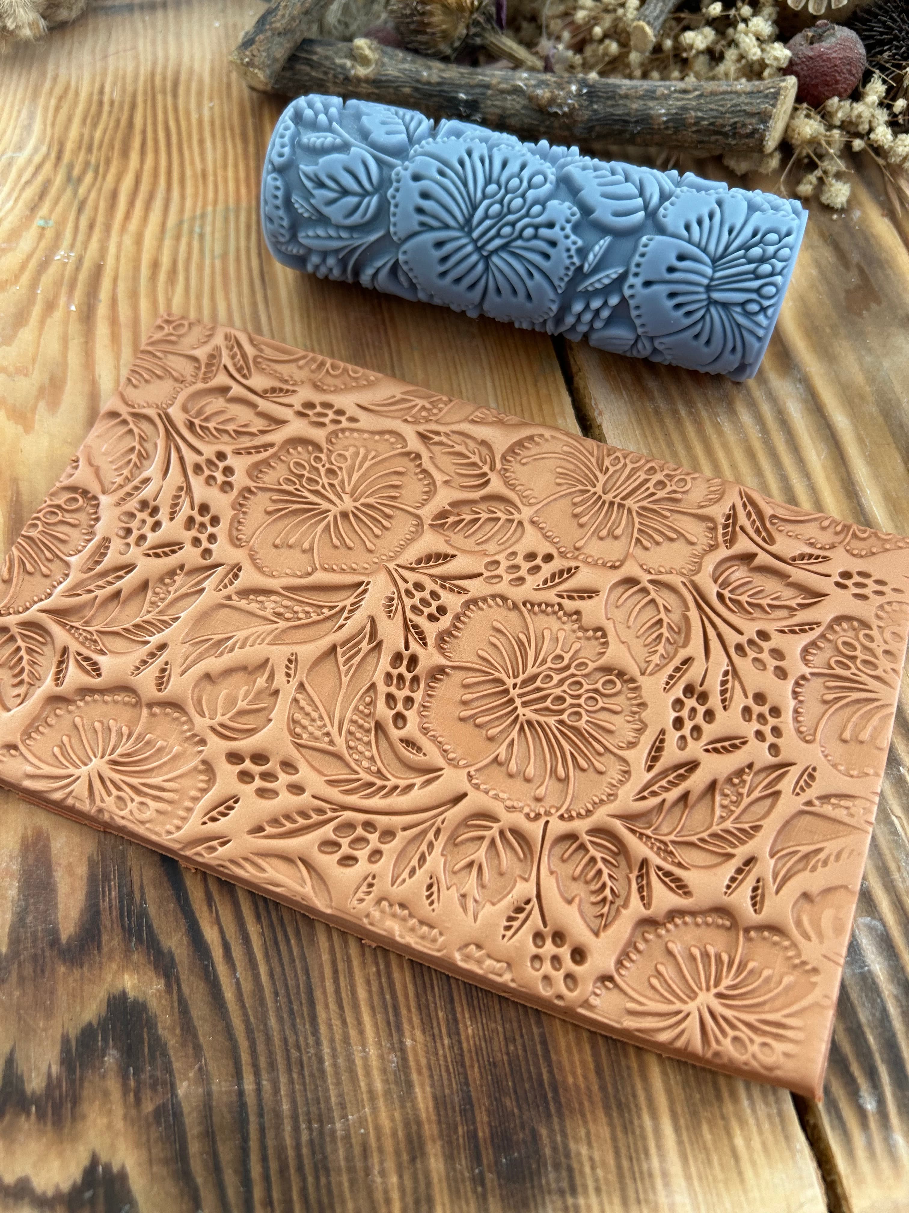 Hibiscus Çiçeği Desenli Doku Rulosu – 10 cm Kabartma Rulo, Polimer Kil, Hava ile Kuruyan Kil, Sabun, Metal Kil ve Hobi İşleri İçin