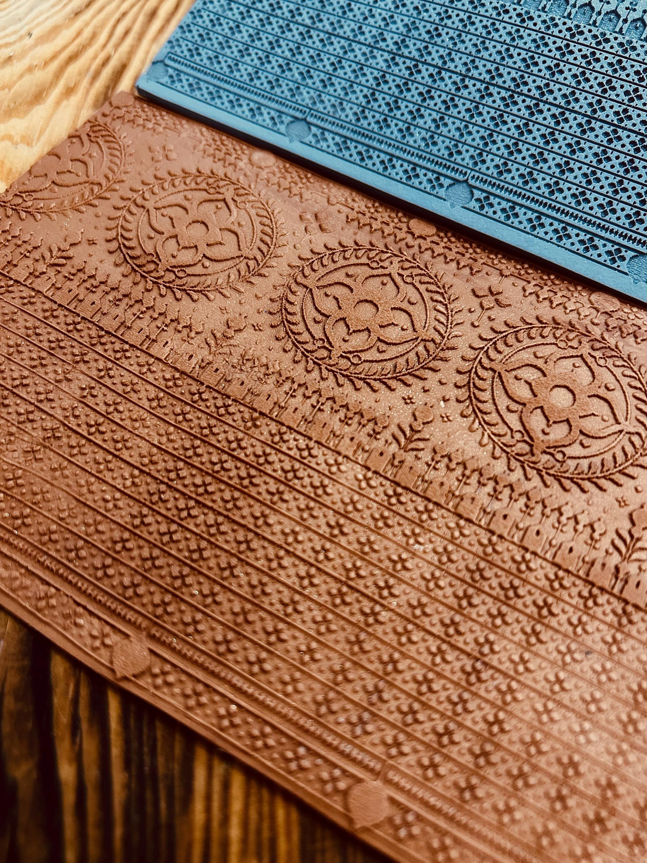Geometrik Süsleme Doku Matı – 10×14 cm Kauçuk Doku Levha | Polimer Kil, Hava Kuruyan Kil & Seramik İçin | Takı ve Dekor Aracı