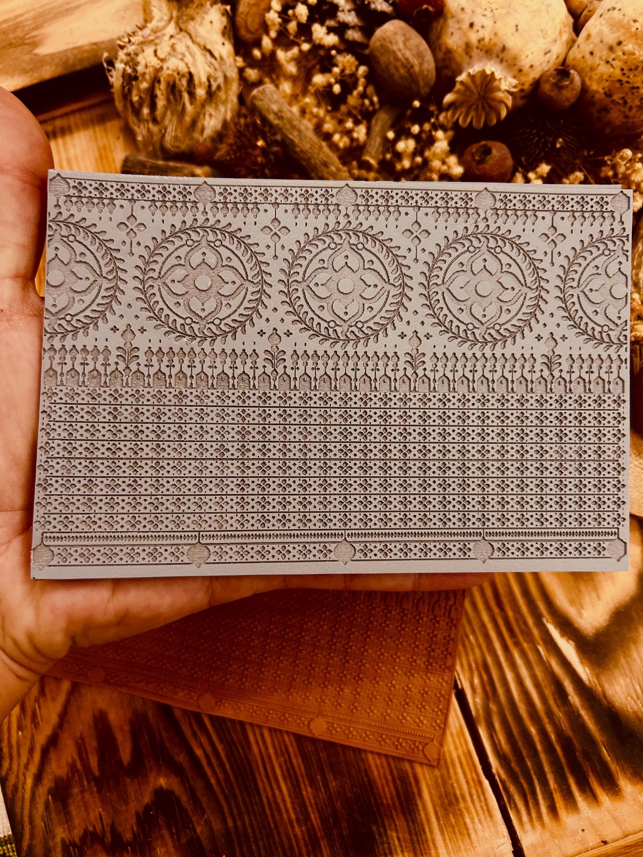 Geometrik Süsleme Doku Matı – 10×14 cm Kauçuk Doku Levha | Polimer Kil, Hava Kuruyan Kil & Seramik İçin | Takı ve Dekor Aracı