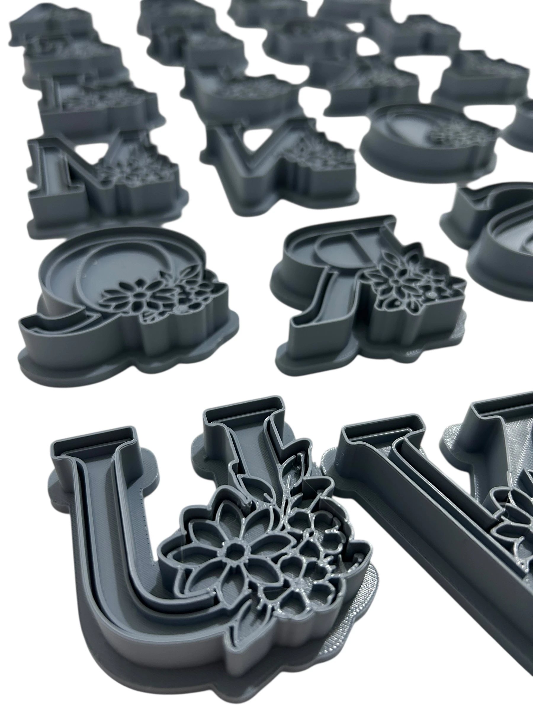 Çiçekli Alfabe Harf Damga + Kesici | 6 cm | Tek Harf veya A–Z Set | Kurabiye, Hava ile Kuruyan Kil, Polimer Kil, Sabun ve Mum İçin