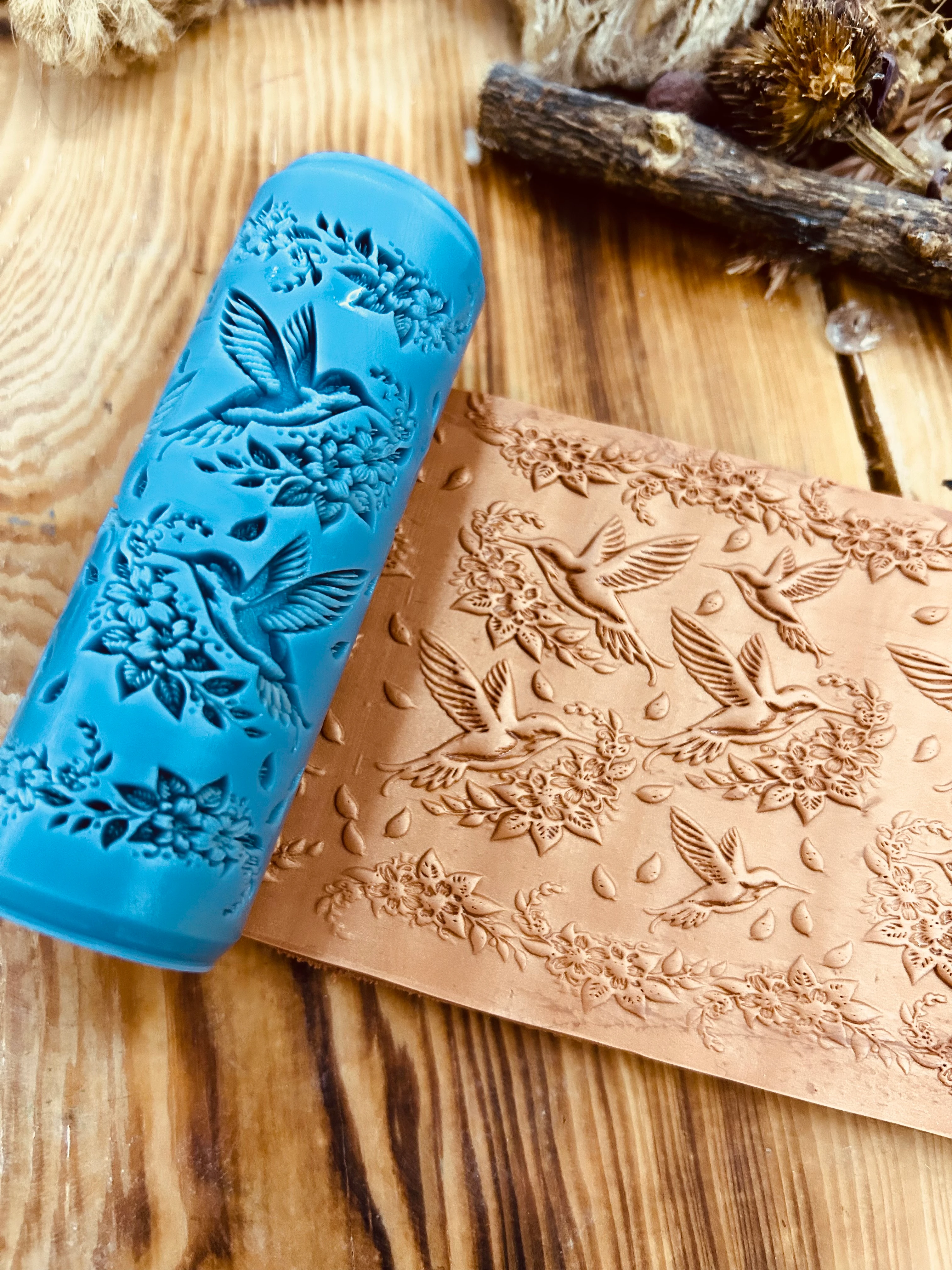 Sinekkuşu ve Çiçek Desenli 3D Doku Silindiri – Polimer Kil ve Hava ile Kuruyan Kil İçin