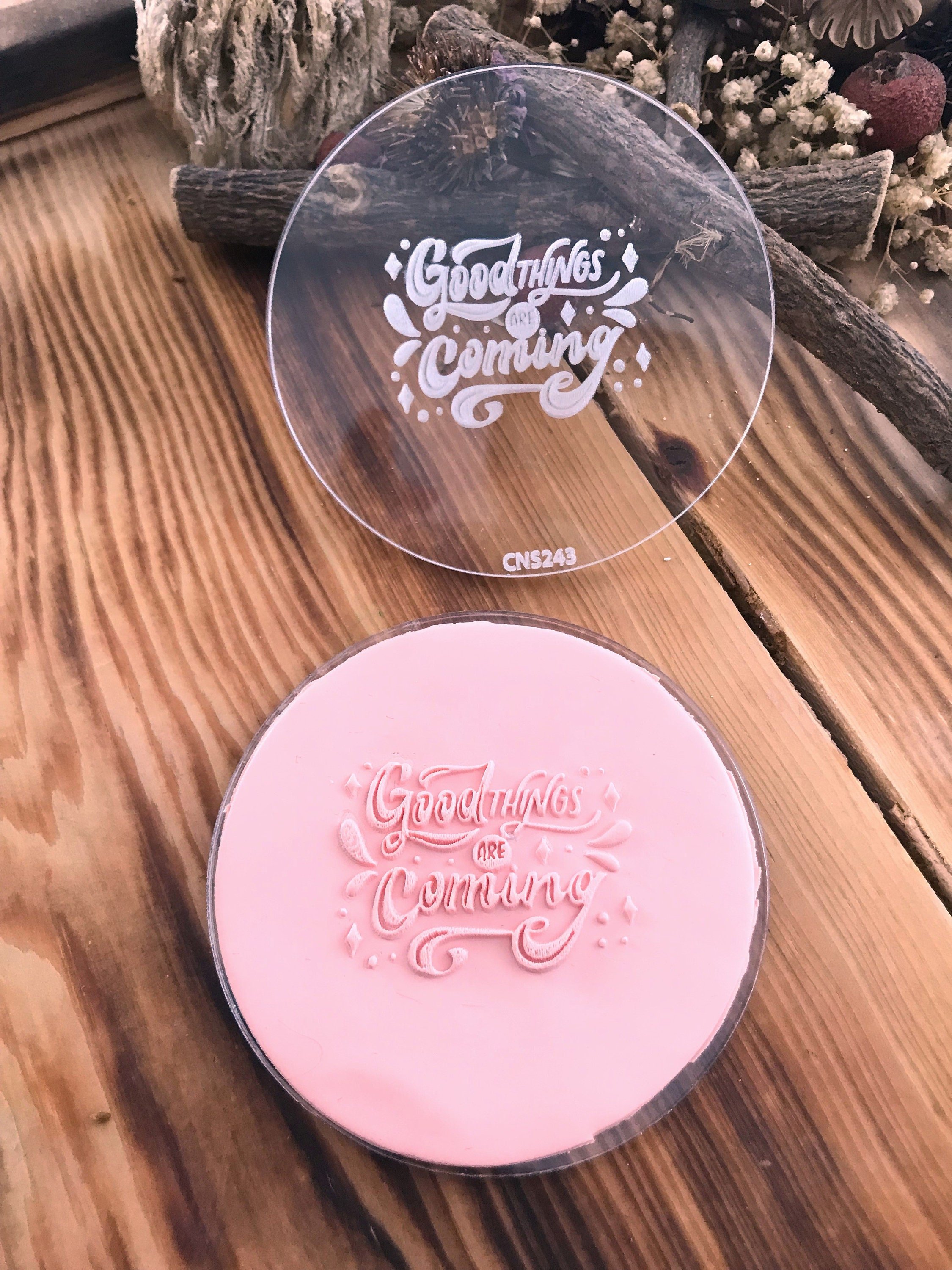 “Good Things Are Coming” Acrylic Texture Stamp – 8cm Embossing Tool for Polymer Clay, Air Dry Clay & Fondant | Inspirational Craft Stamp