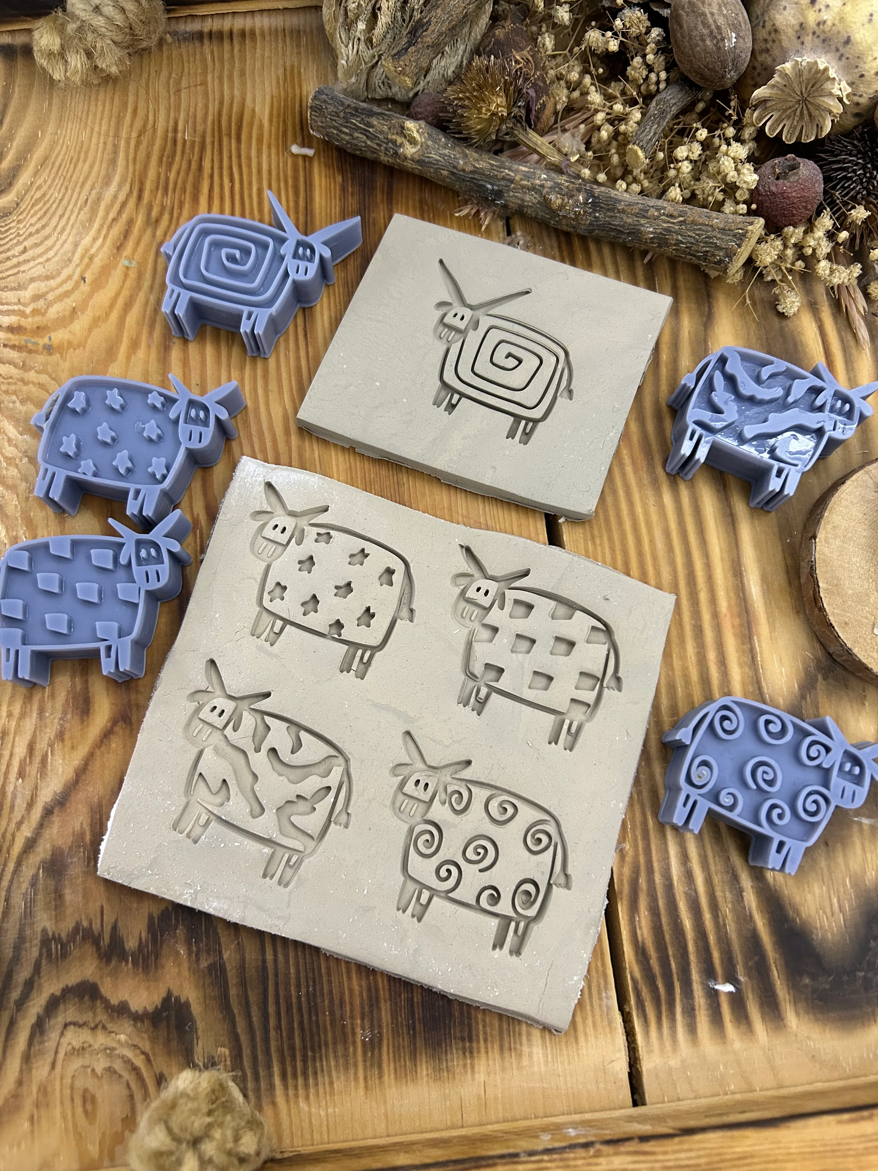 Sevimli İnek Kil Damga Seti – 5 Farklı Desen (4,5 × 4 cm – yükseklik 15mm)