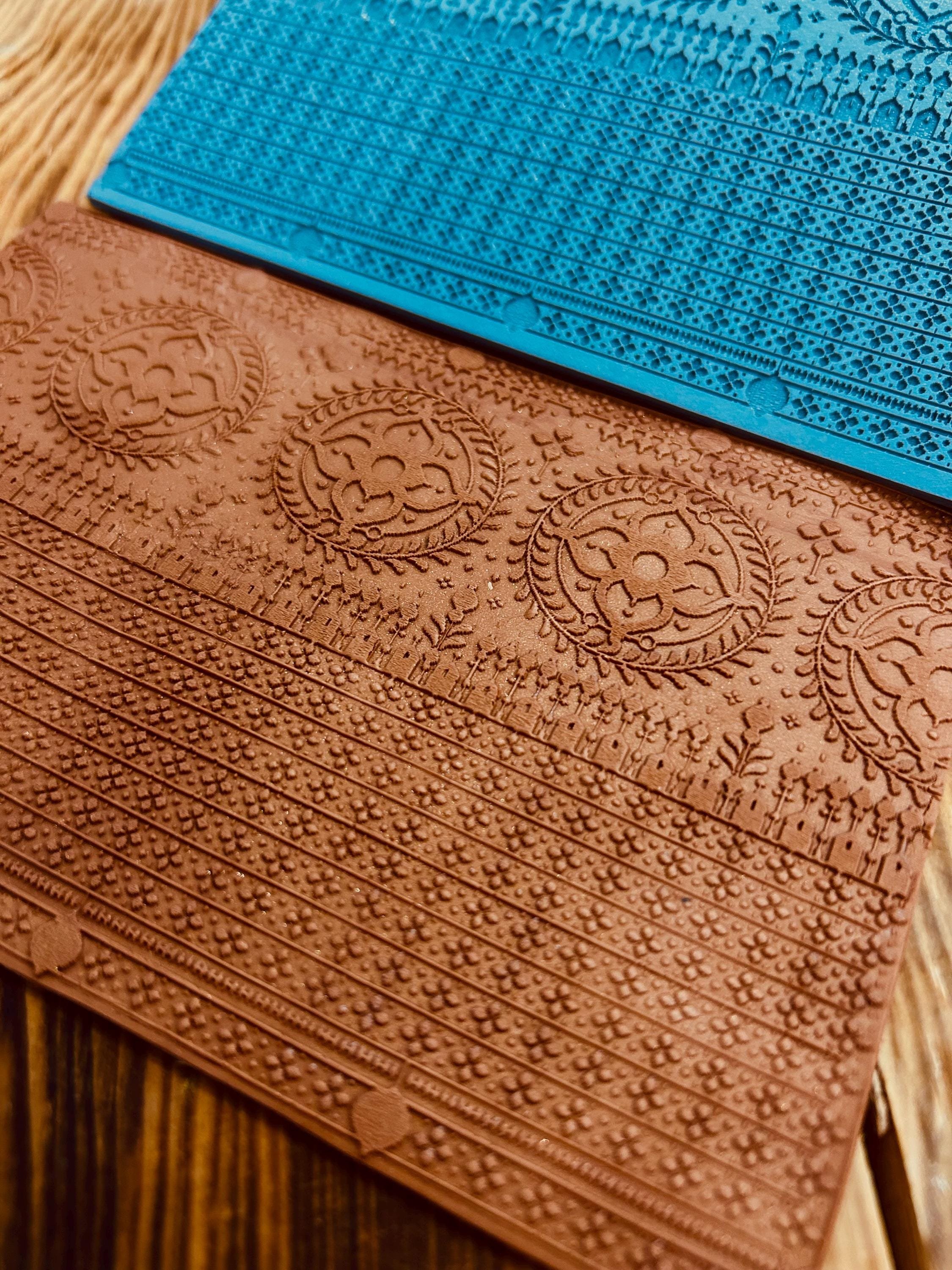 Geometrik Süsleme Doku Matı – 10×14 cm Kauçuk Doku Levha | Polimer Kil, Hava Kuruyan Kil & Seramik İçin | Takı ve Dekor Aracı