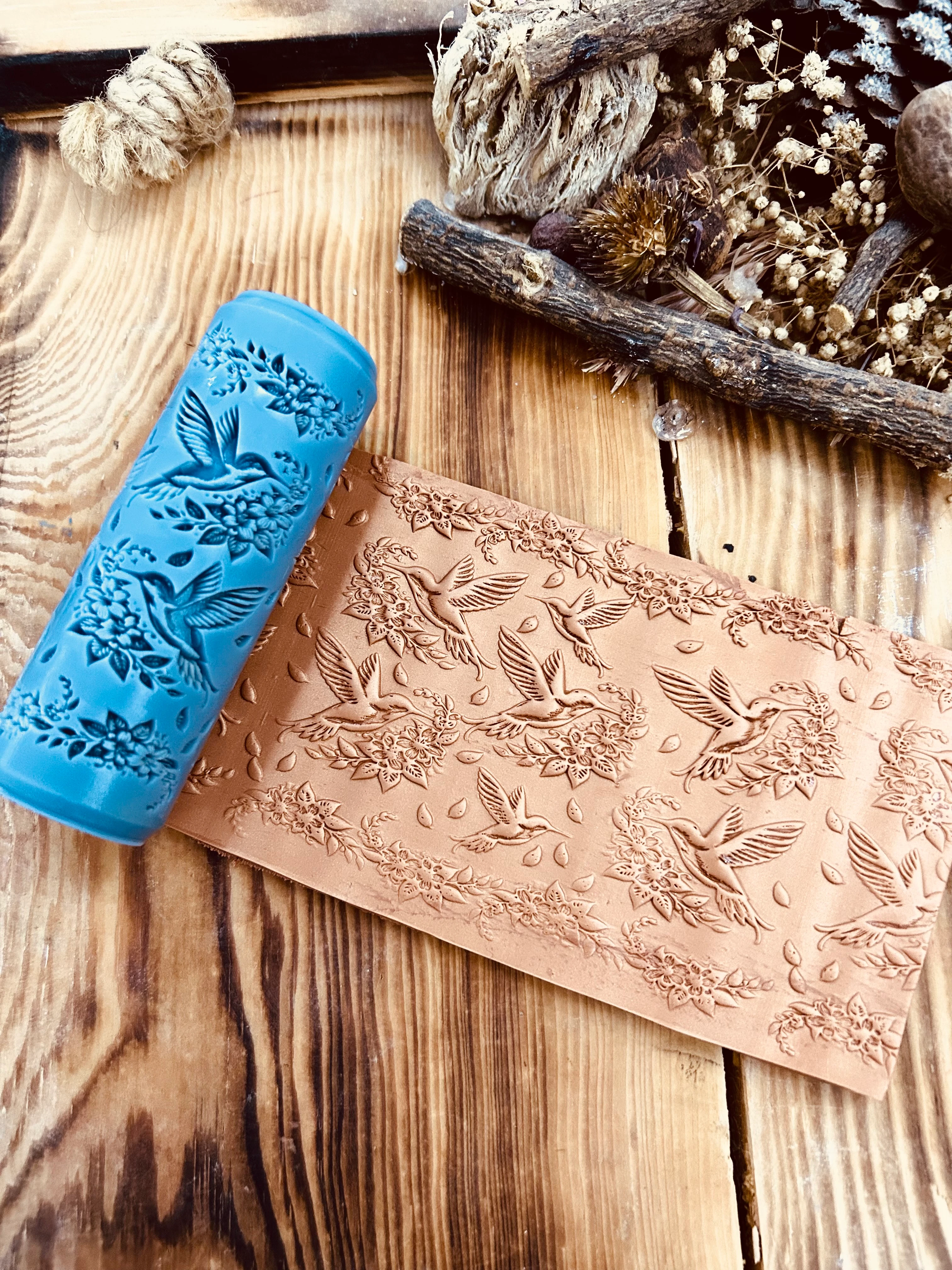 Sinekkuşu ve Çiçek Desenli 3D Doku Silindiri – Polimer Kil ve Hava ile Kuruyan Kil İçin