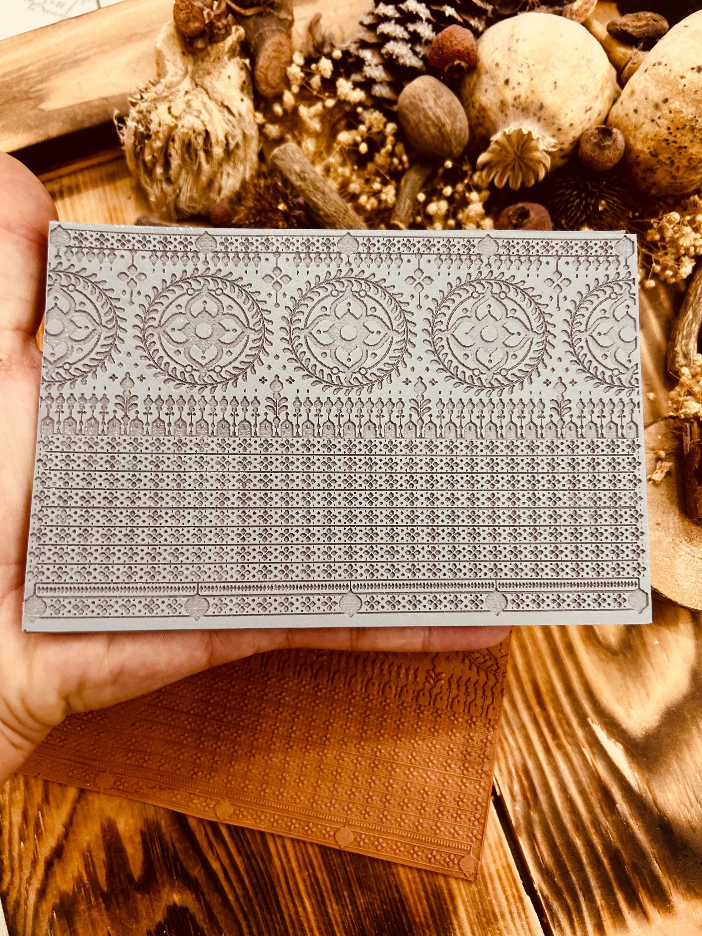 Geometrik Süsleme Doku Matı – 10×14 cm Kauçuk Doku Levha | Polimer Kil, Hava Kuruyan Kil & Seramik İçin | Takı ve Dekor Aracı
