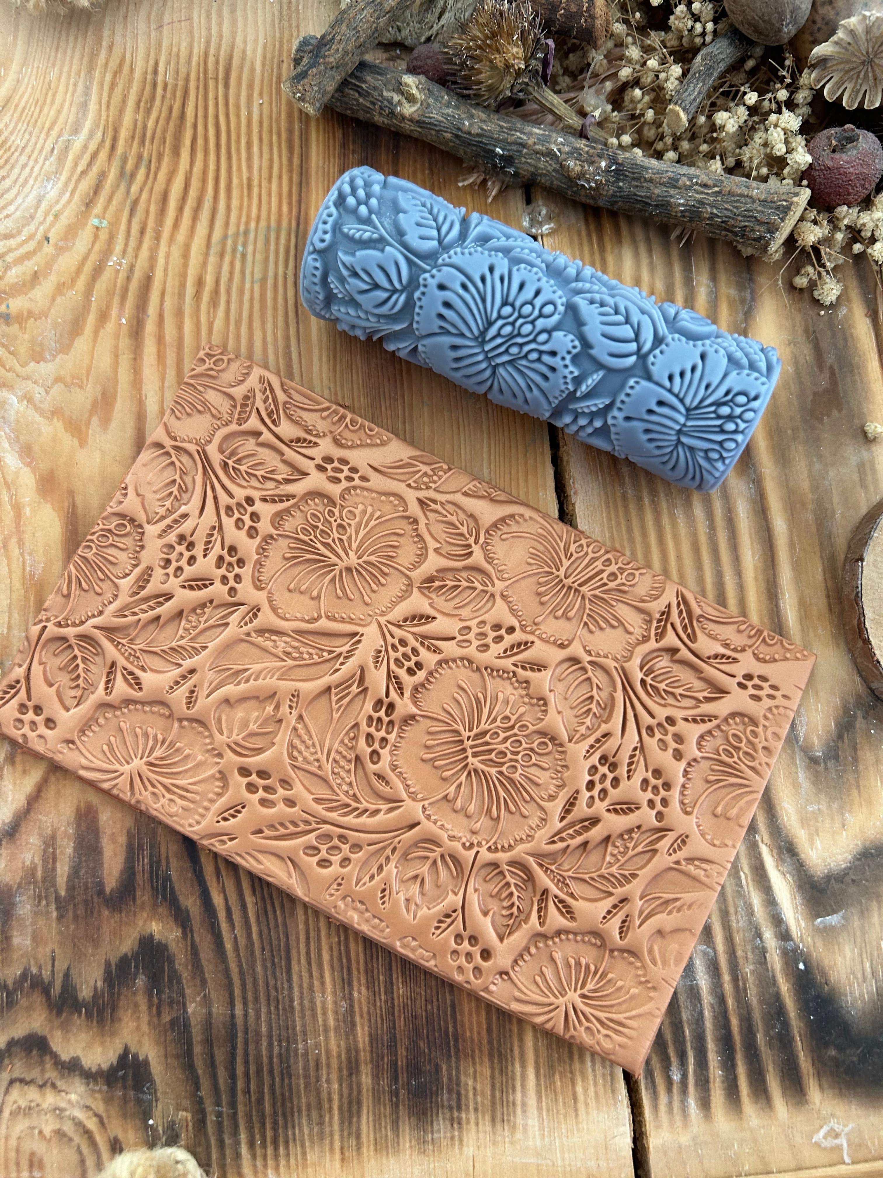 Hibiscus Çiçeği Desenli Doku Rulosu – 10 cm Kabartma Rulo, Polimer Kil, Hava ile Kuruyan Kil, Sabun, Metal Kil ve Hobi İşleri İçin