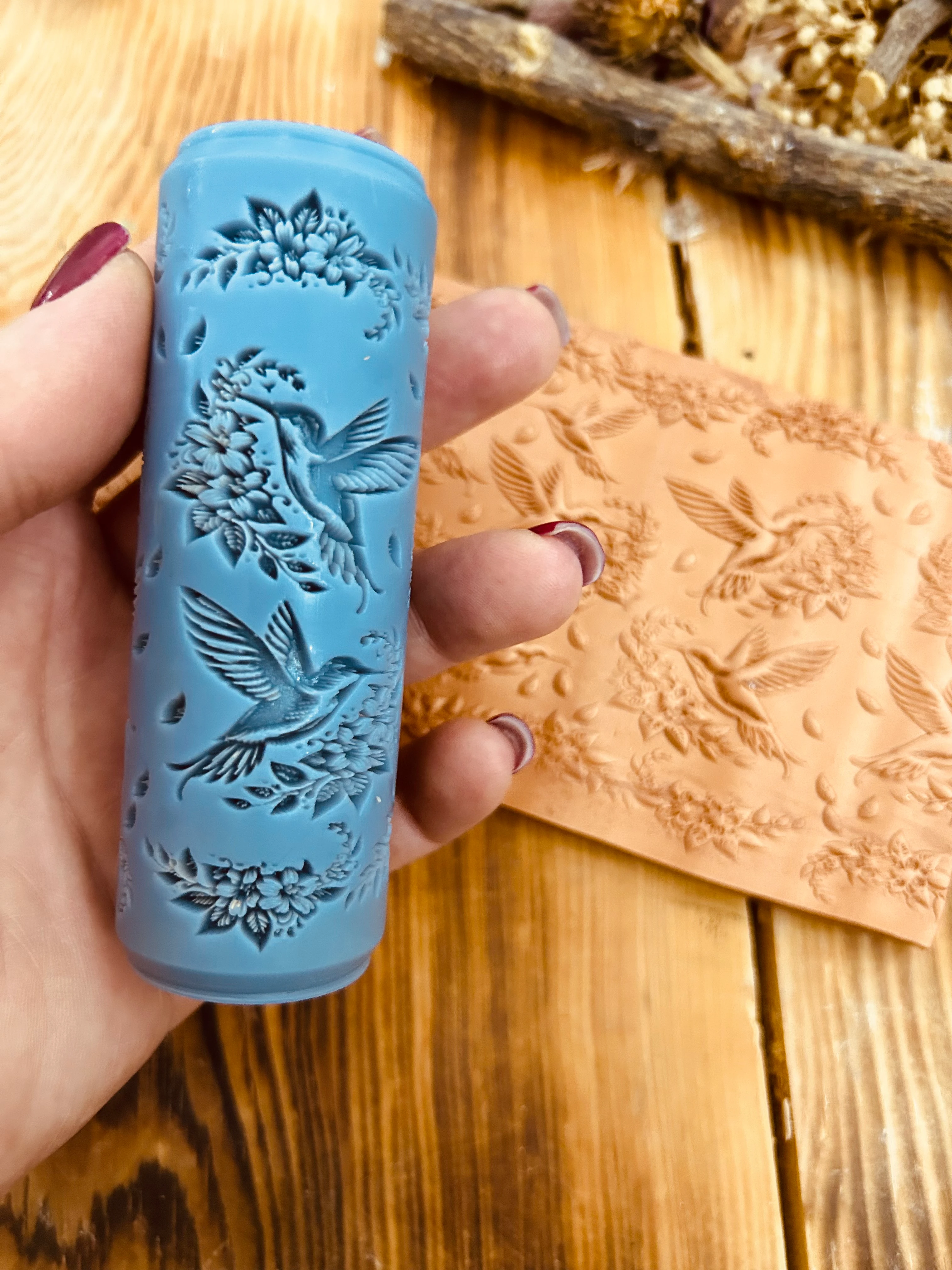 Sinekkuşu ve Çiçek Desenli 3D Doku Silindiri – Polimer Kil ve Hava ile Kuruyan Kil İçin