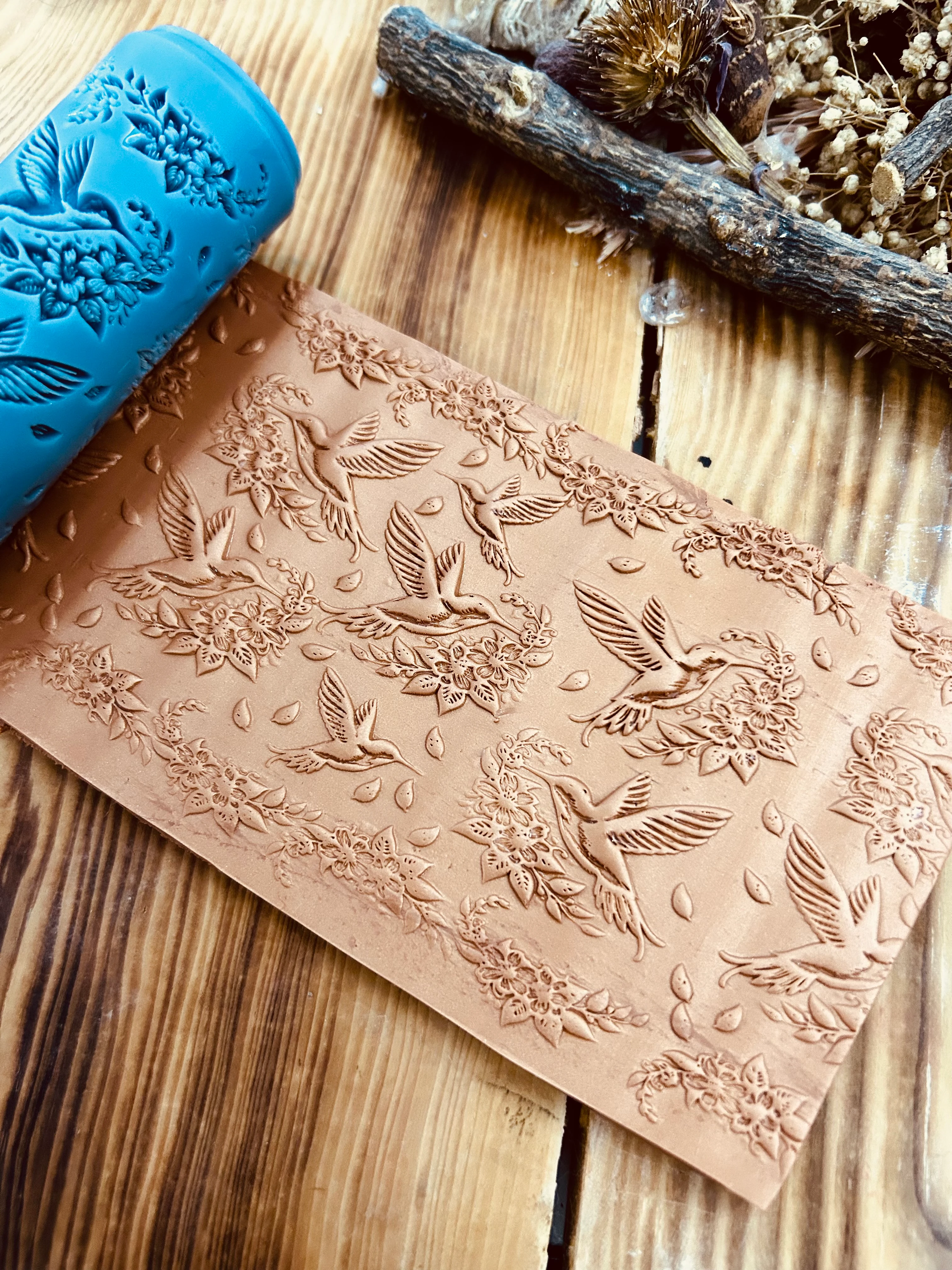 Sinekkuşu ve Çiçek Desenli 3D Doku Silindiri – Polimer Kil ve Hava ile Kuruyan Kil İçin