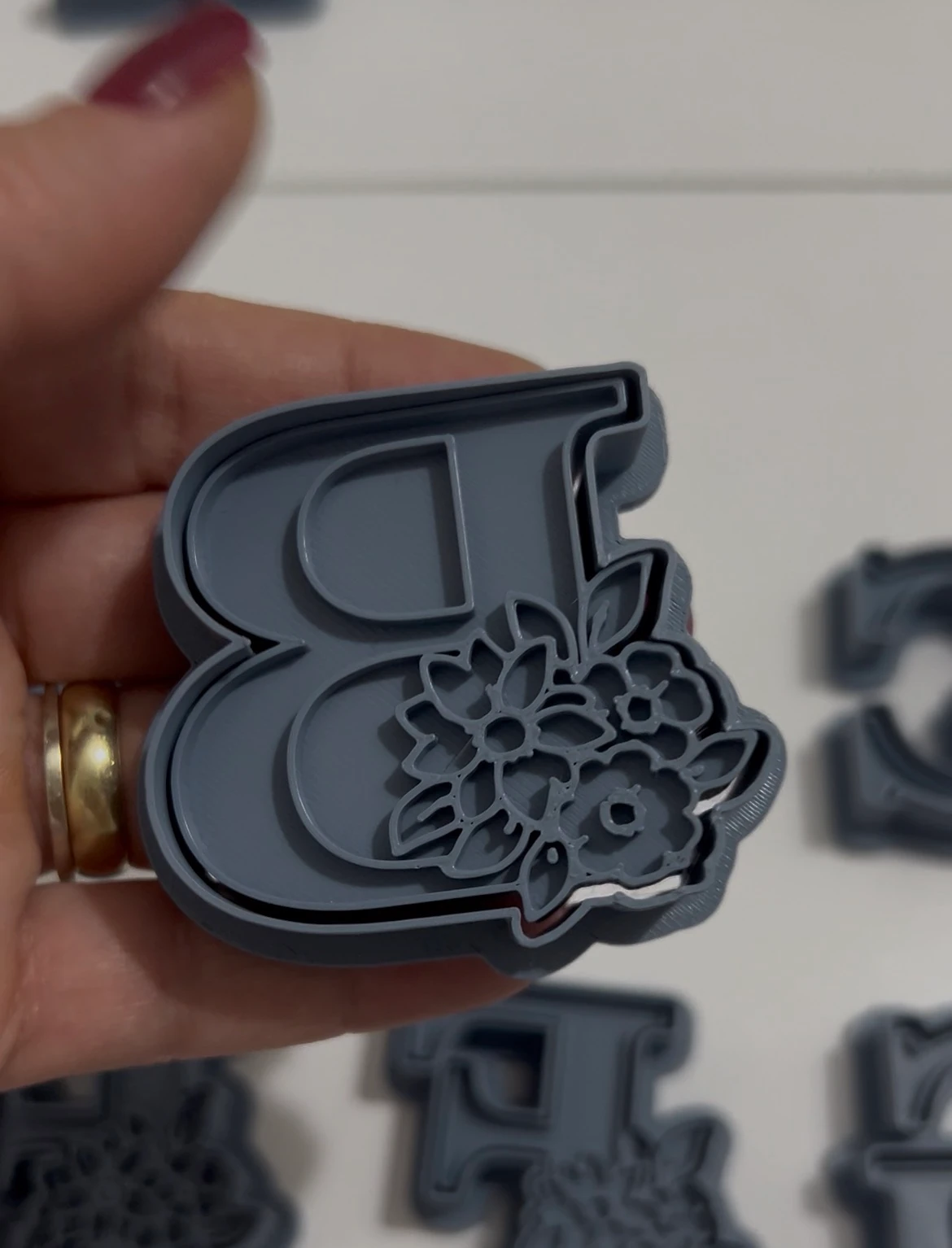 Çiçekli Alfabe Harf Damga + Kesici | 6 cm | Tek Harf veya A–Z Set | Kurabiye, Hava ile Kuruyan Kil, Polimer Kil, Sabun ve Mum İçin