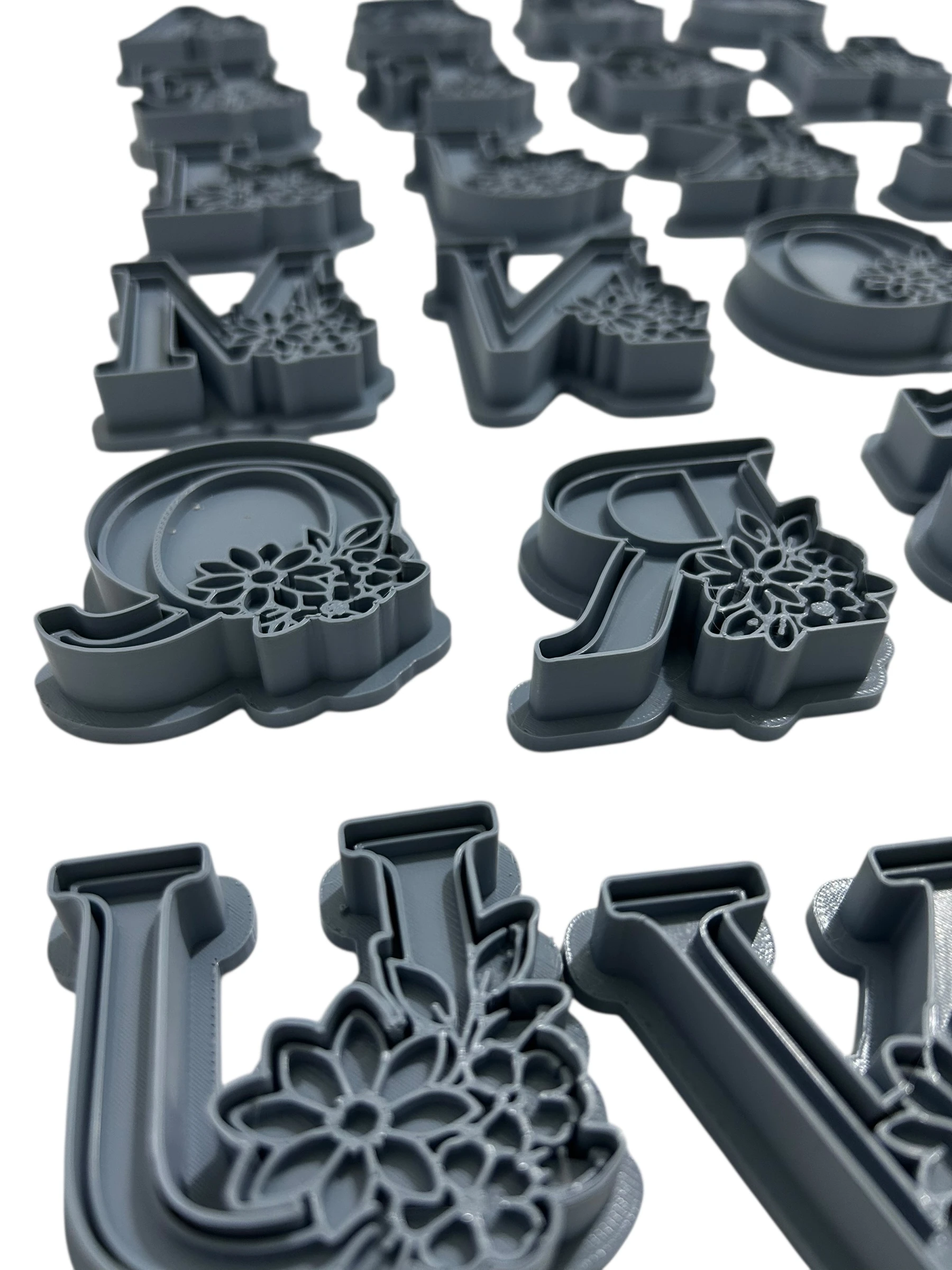 Çiçekli Alfabe Harf Damga + Kesici | 6 cm | Tek Harf veya A–Z Set | Kurabiye, Hava ile Kuruyan Kil, Polimer Kil, Sabun ve Mum İçin