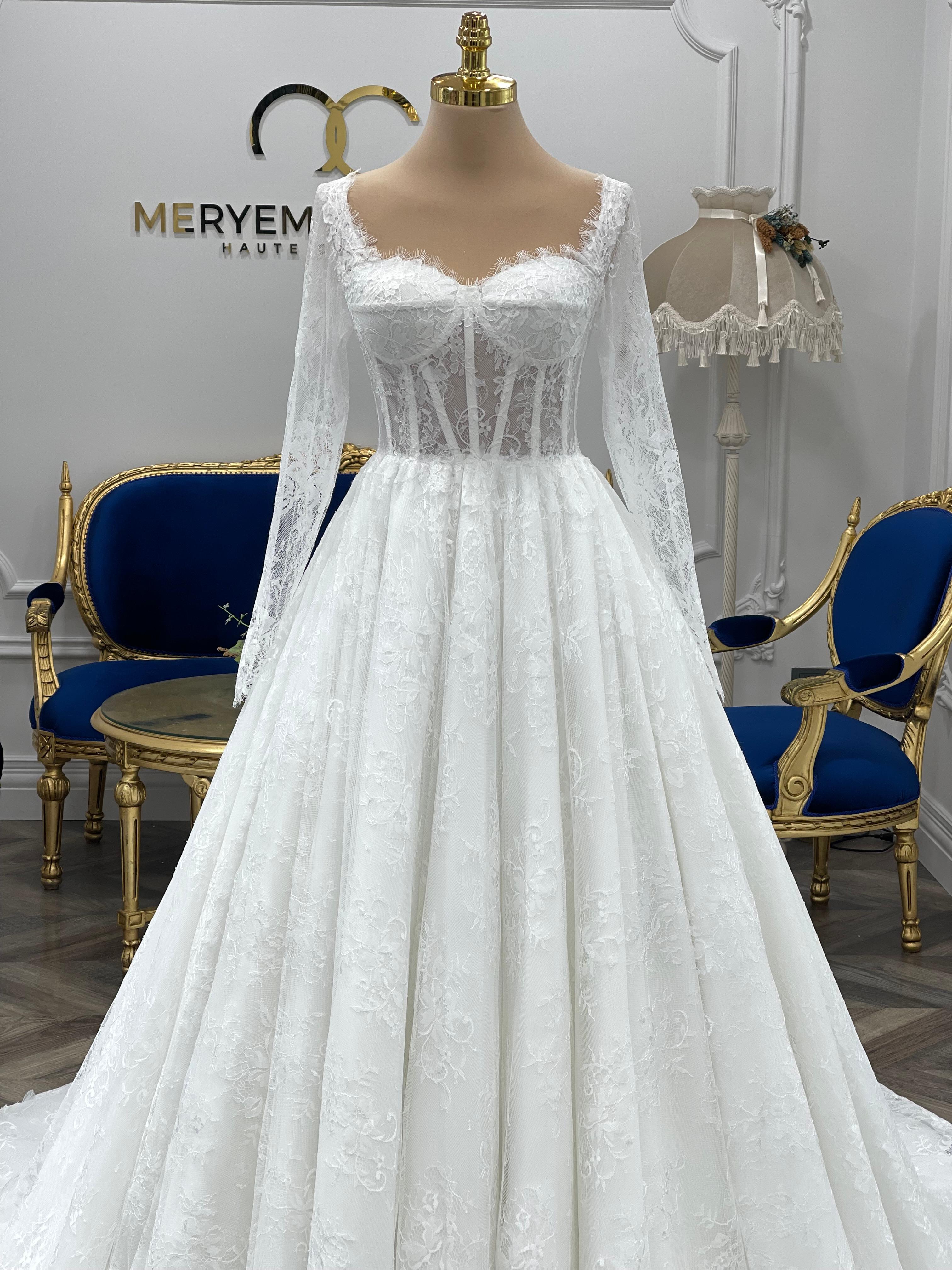 Riona Öpücük Yakalı Omuzdan Kollu İthal Fransız Lez Dantelli Ara Kabarık Model