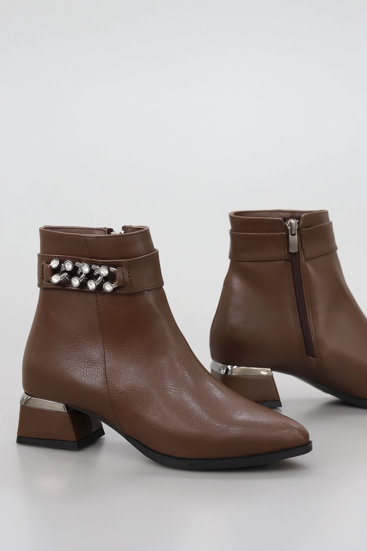 BLN 704 Taş Detaylı Alçak Topuklu Yarım Bot