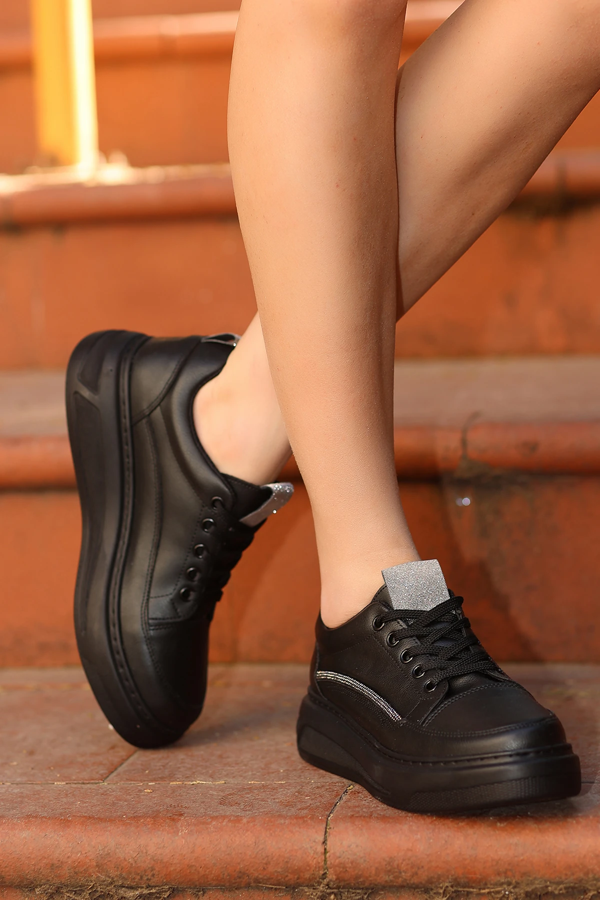 LATTE Kalın Taban Taş Şerit Ayakkabı