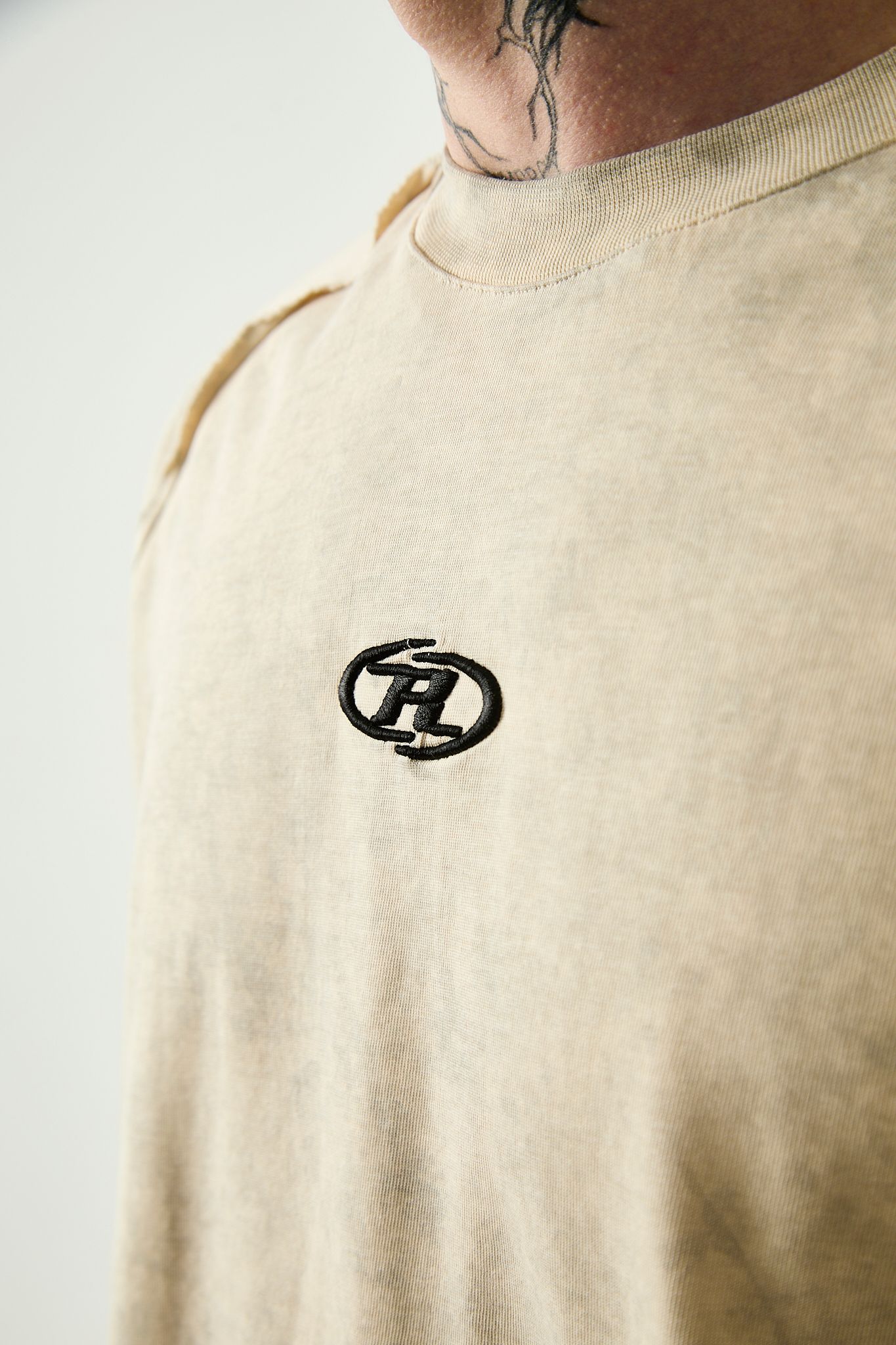 R LOGO YIKAMALI T-SHIRT