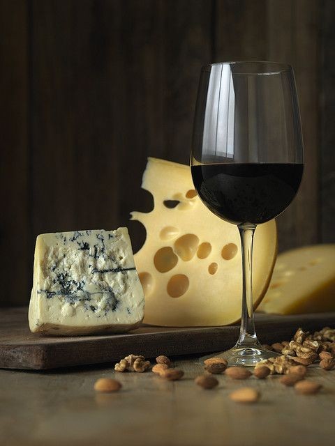 Güçlü aromaya sahip peynirler, şarabı tarafsız tatmanıza engel olabilir.