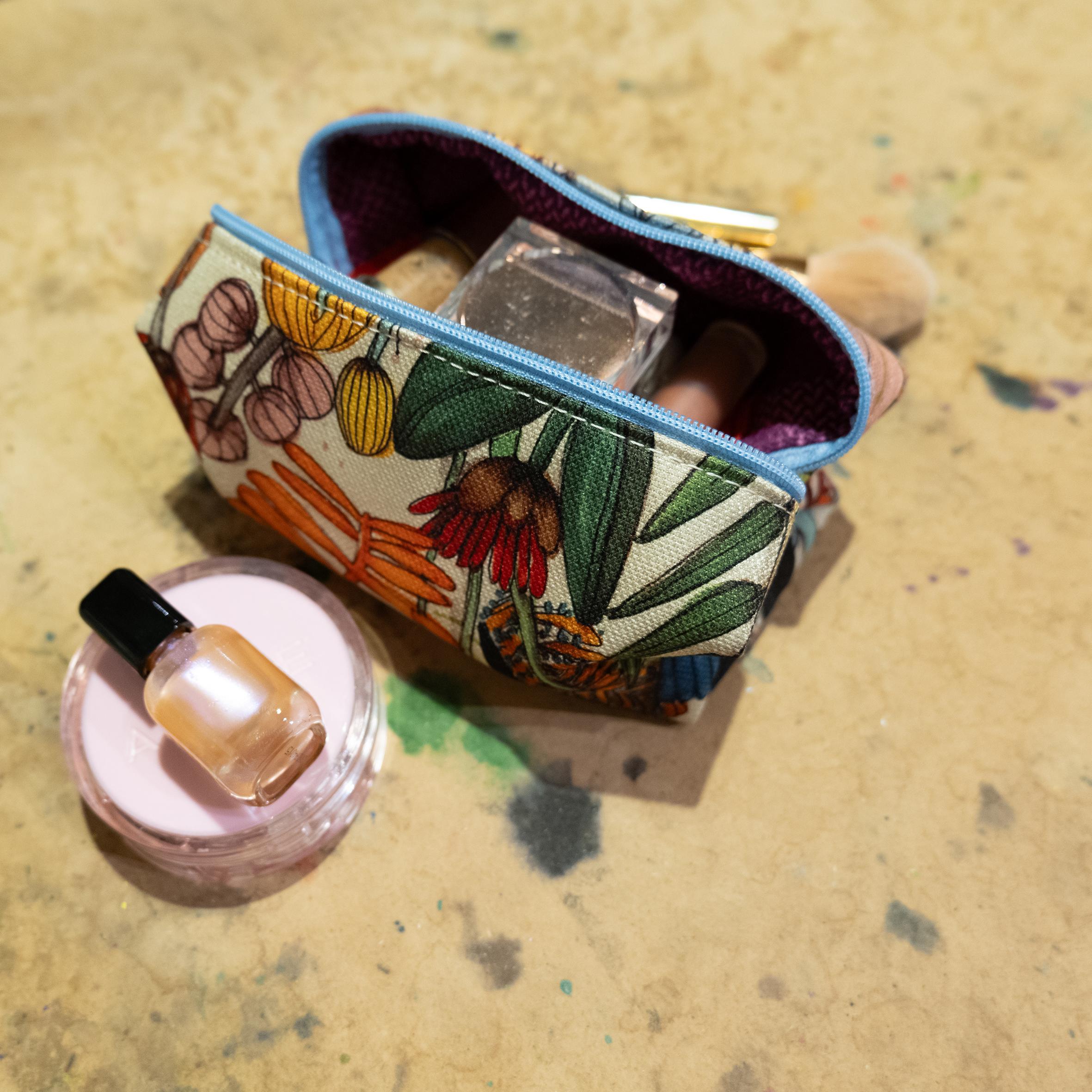 aşk bütün çiçeklerin baharı yaşadığı geçmeyen bir mevsimdir makeup case 