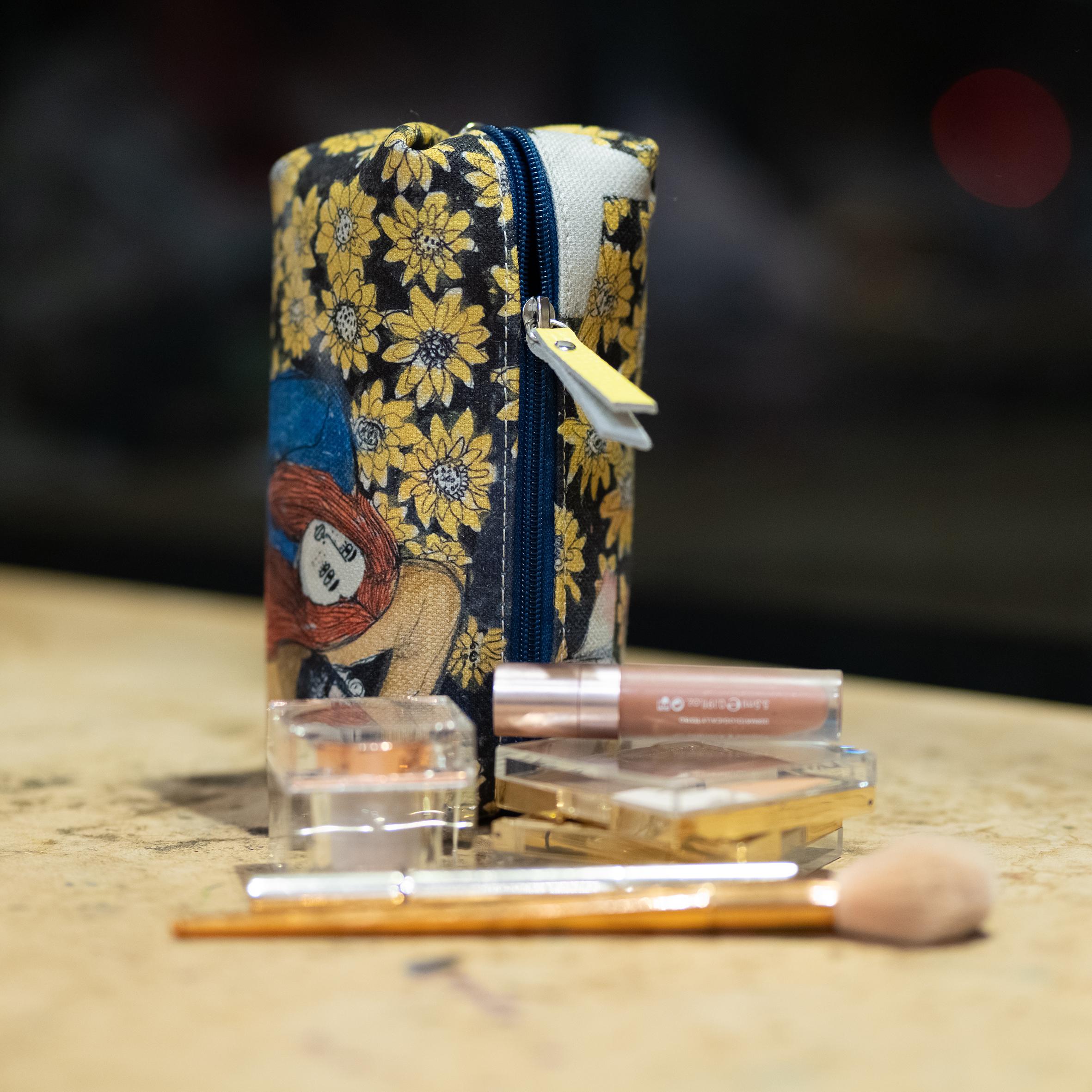 aşk bütün çiçeklerin baharı yaşadığı geçmeyen bir mevsimdir makeup case 