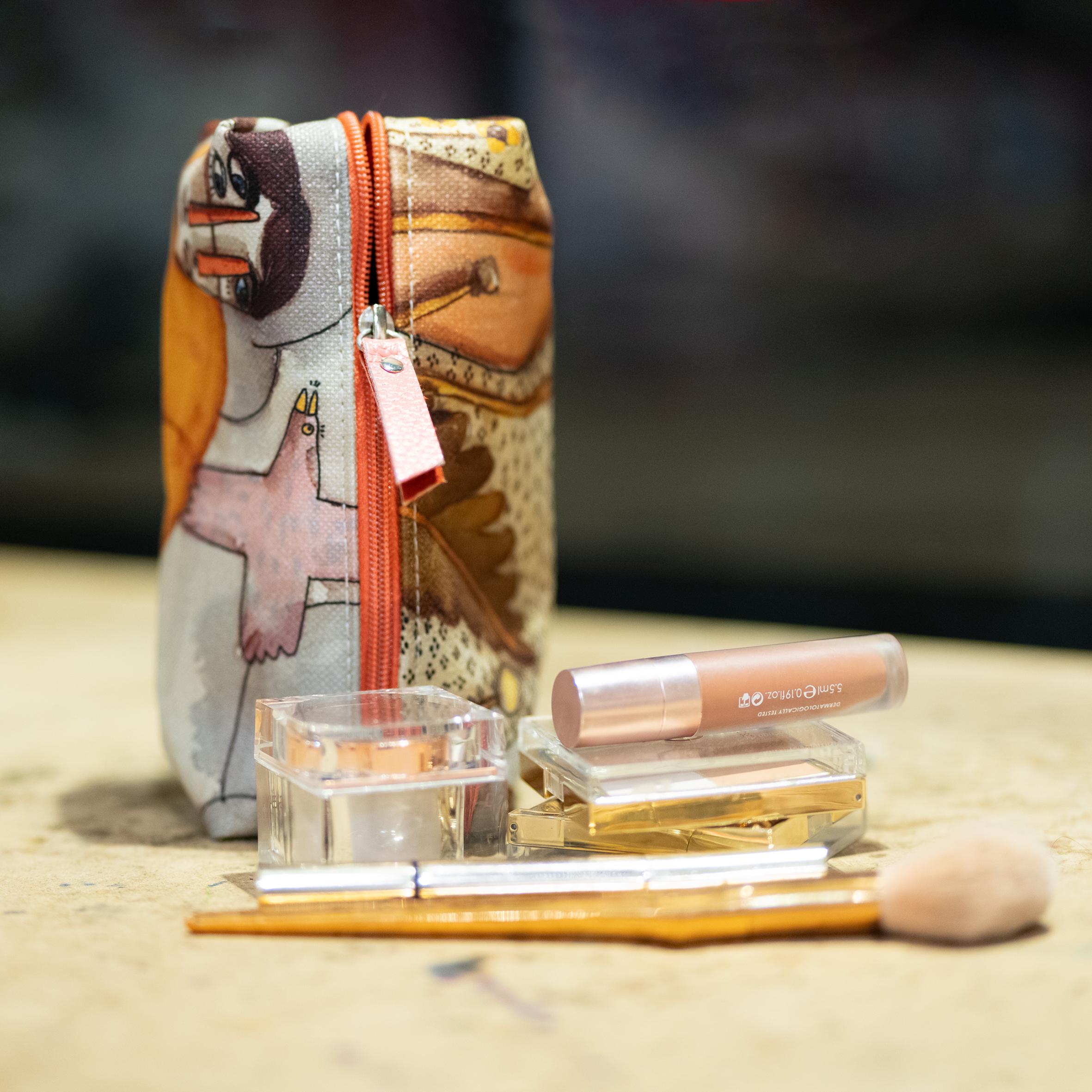 Bahar her şeyi yeniler, yineler makeup case 