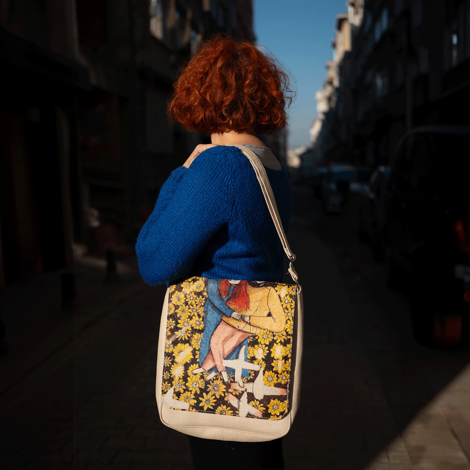 Aşk Bütün Çiçeklerin Baharı Yaşadığı Geçmeyen Bir Mevsimdir