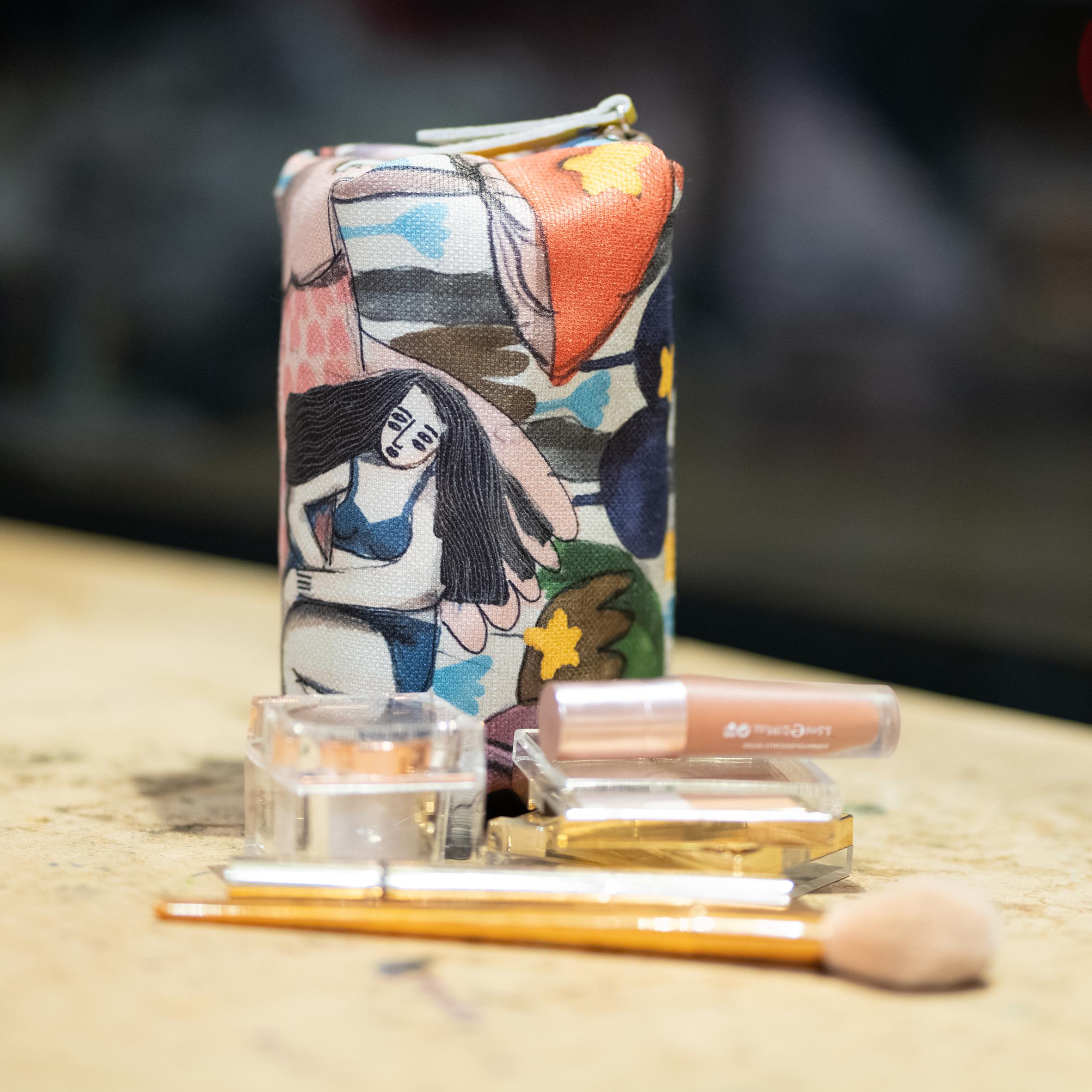 İçimde başka dünyalar büyütüyorum makeup case