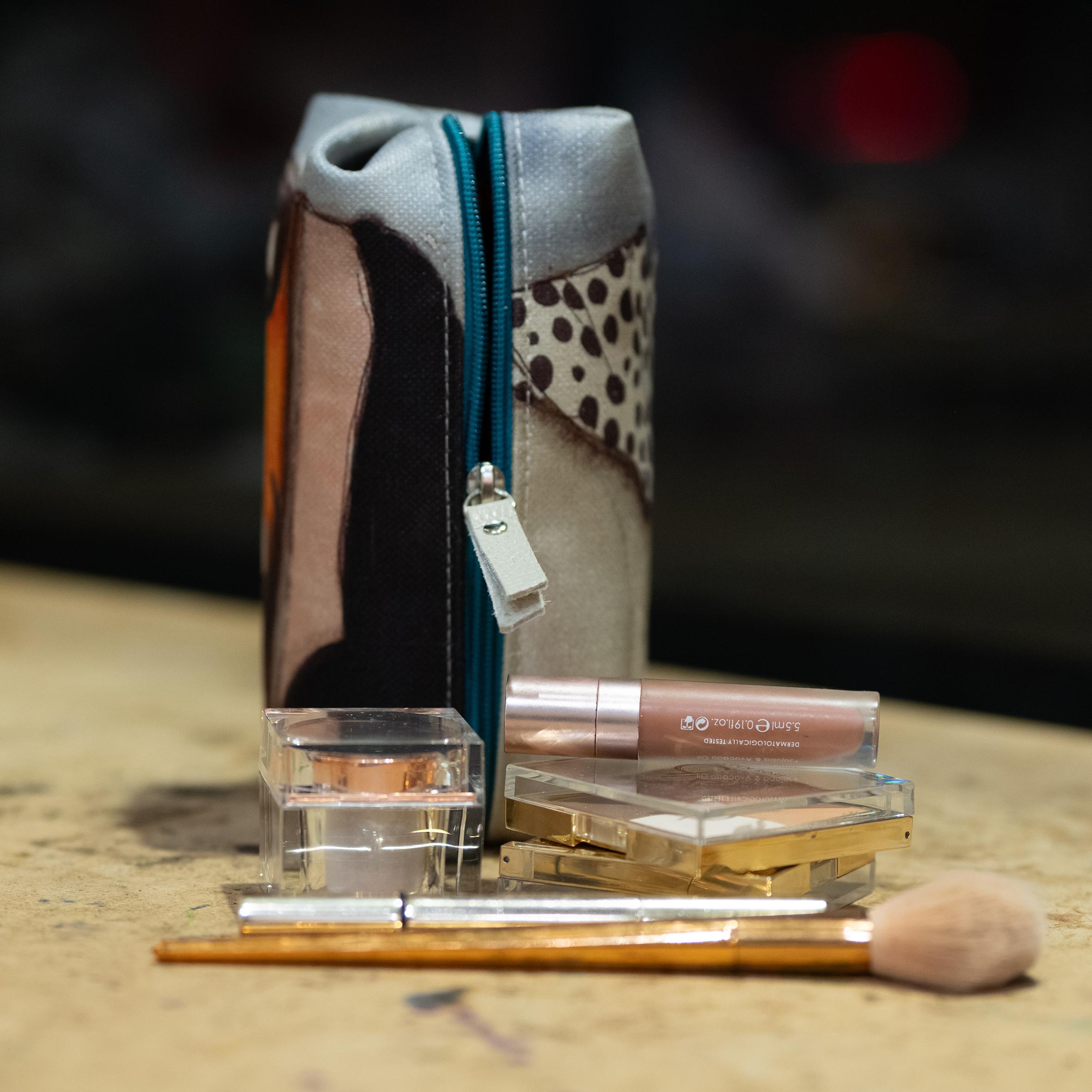 ev insanın ta kendisidir makeup case 