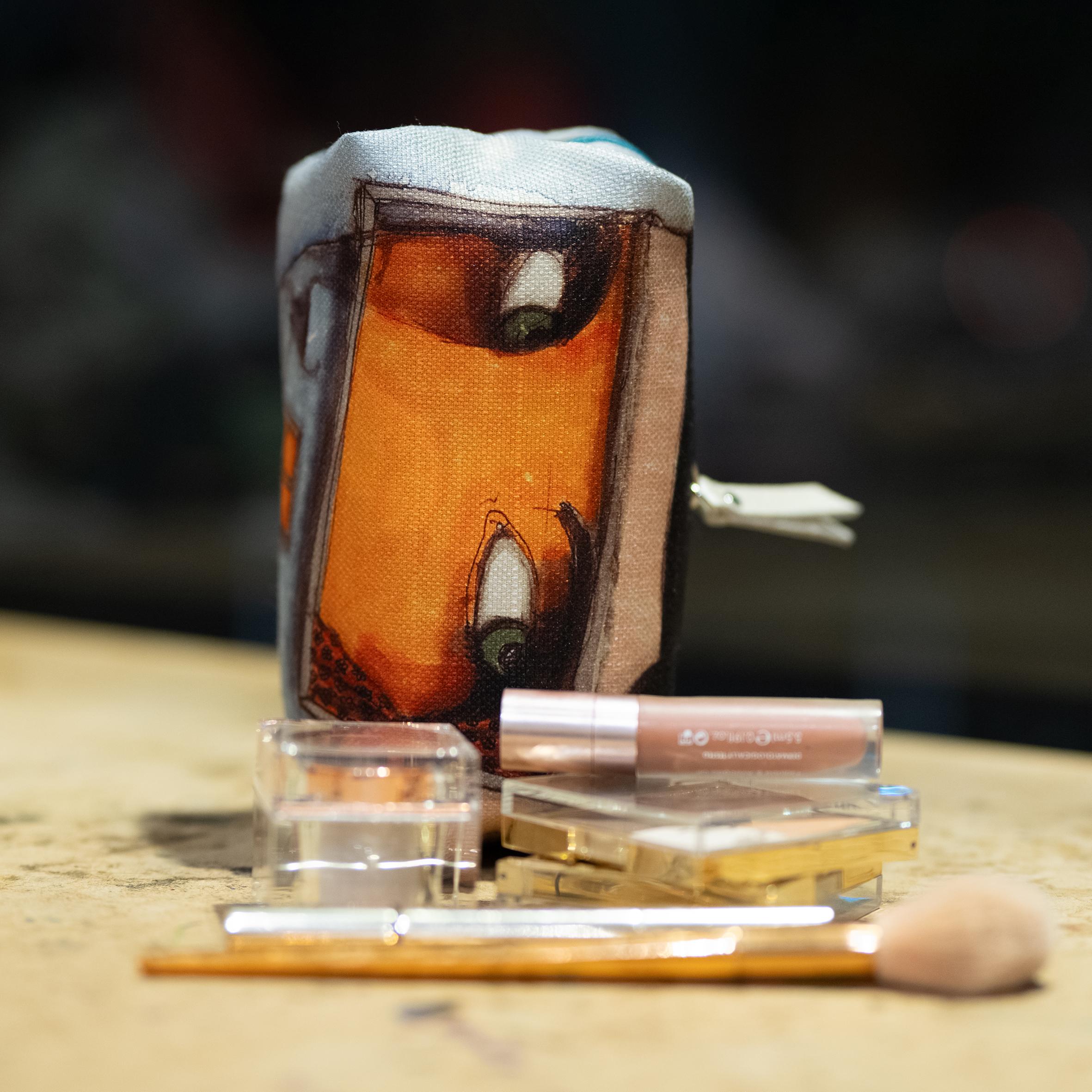 ev insanın ta kendisidir makeup case 