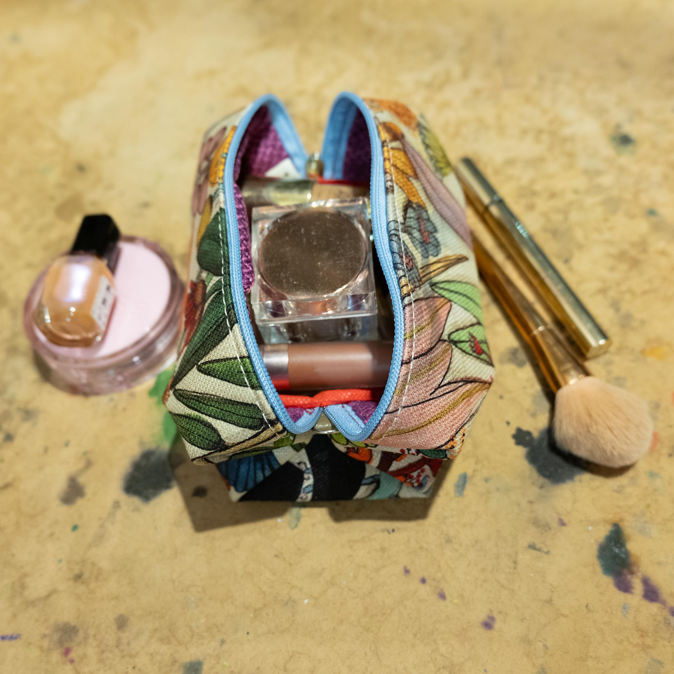 aşk bütün çiçeklerin baharı yaşadığı geçmeyen bir mevsimdir makeup case 