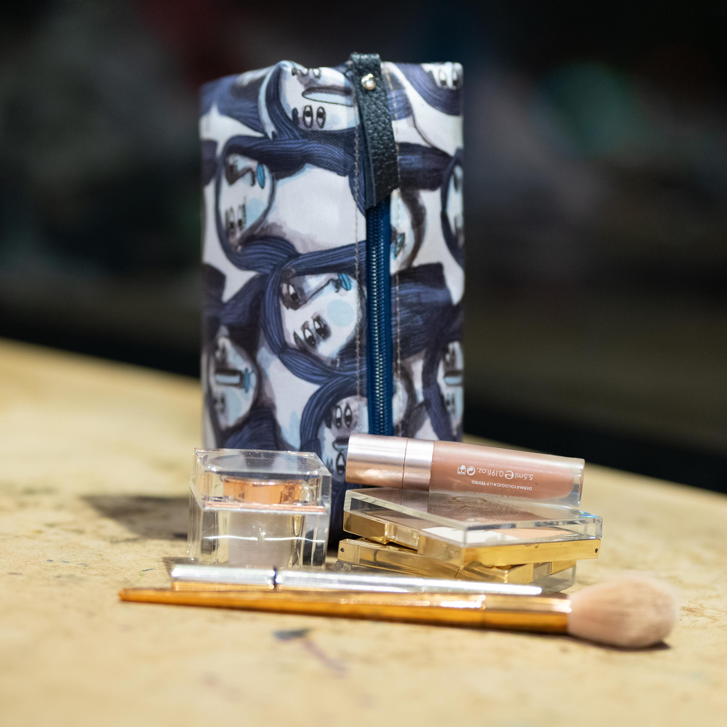 Biz bize benzeriz mutluluklarımızda makeup case