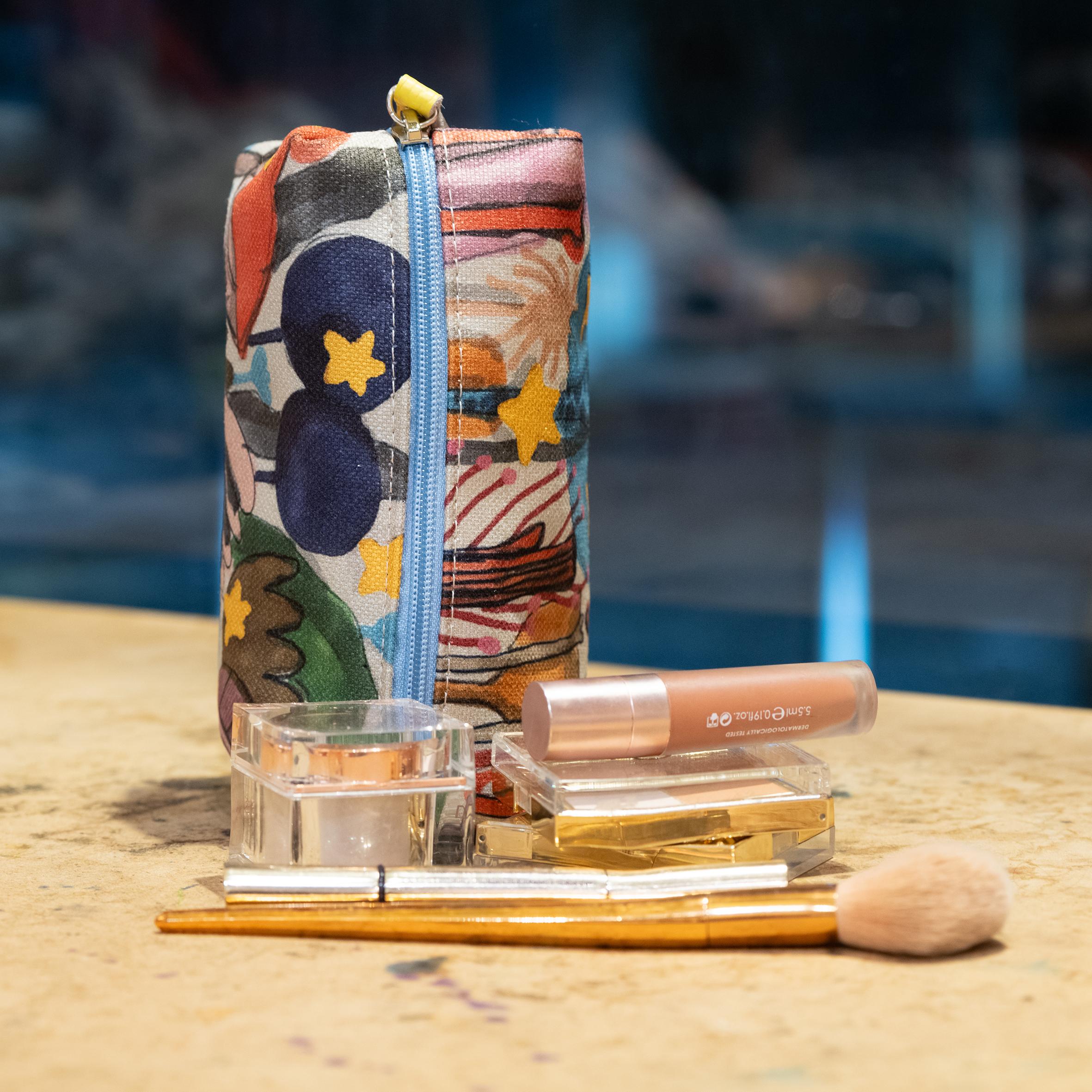 İçimde başka dünyalar büyütüyorum makeup case
