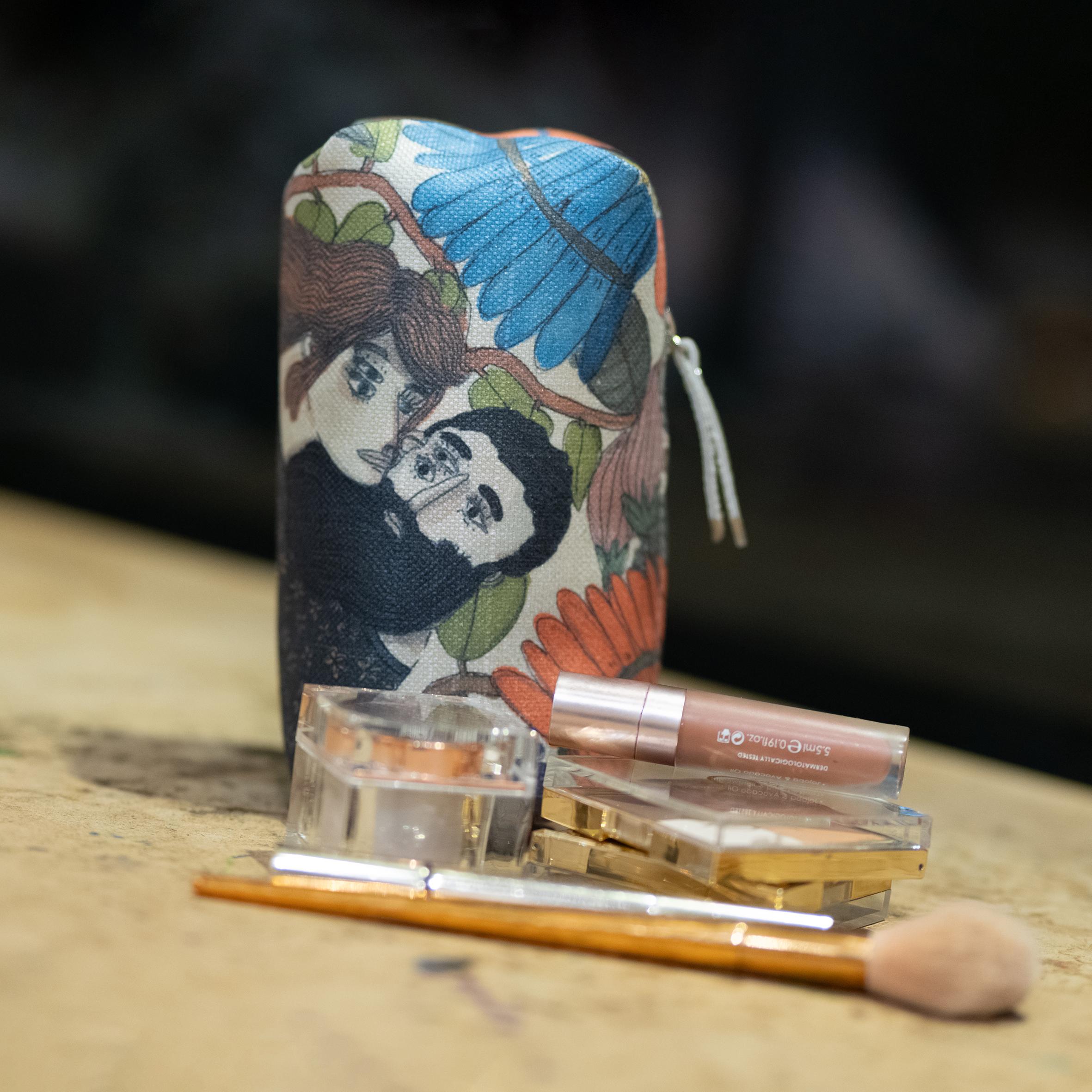 sevgi paylaşıldığında karşılık gördüğünde anlam buluyor, büyüyor makeup case 