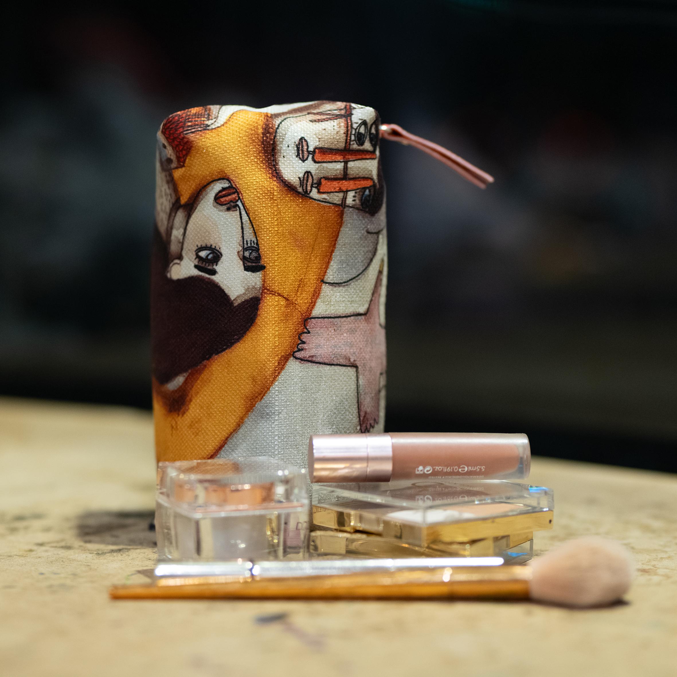 Bahar her şeyi yeniler, yineler makeup case 