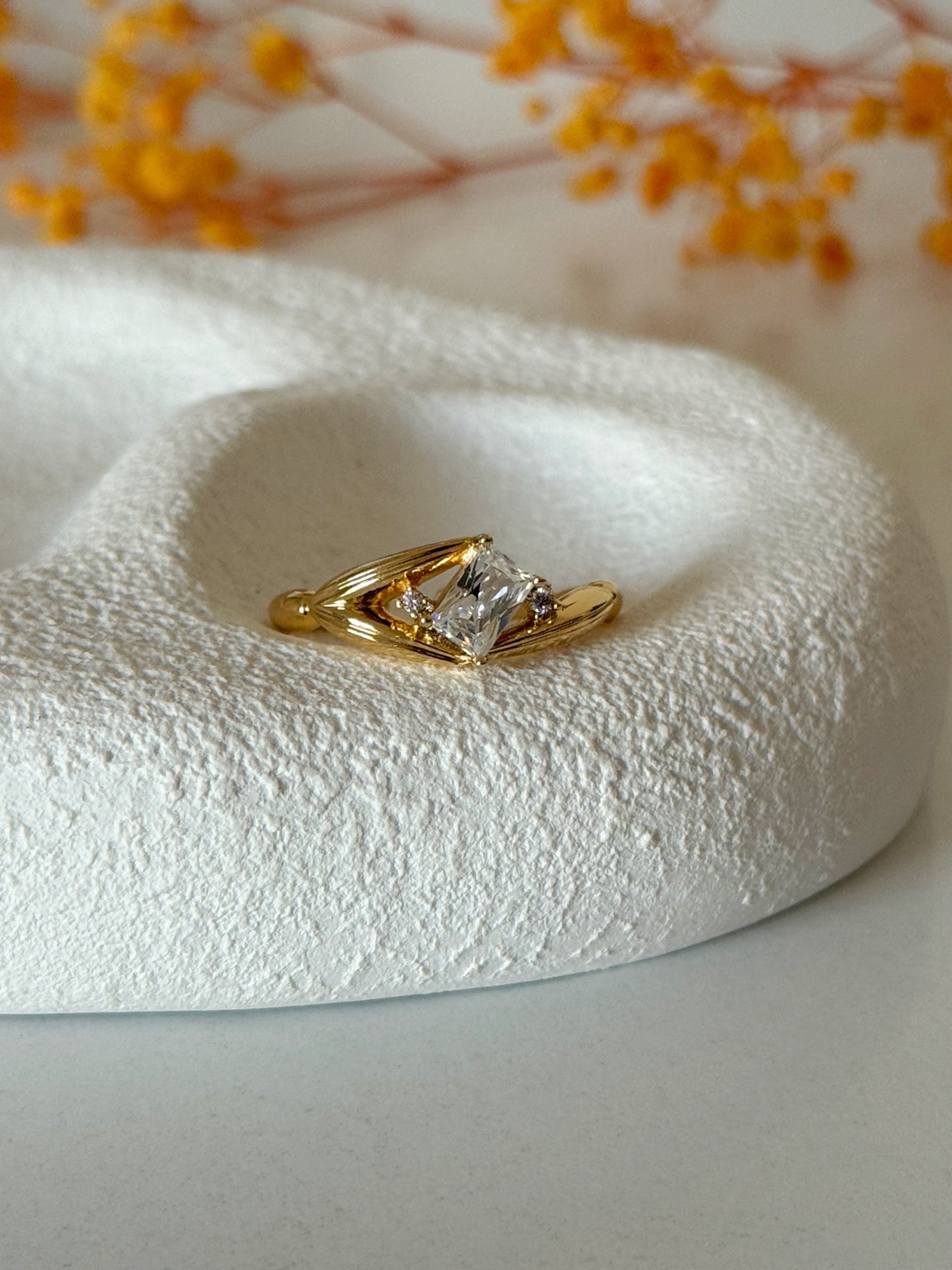 Baget Taşlı Gold Ayarlanabilir Çelik Yüzük