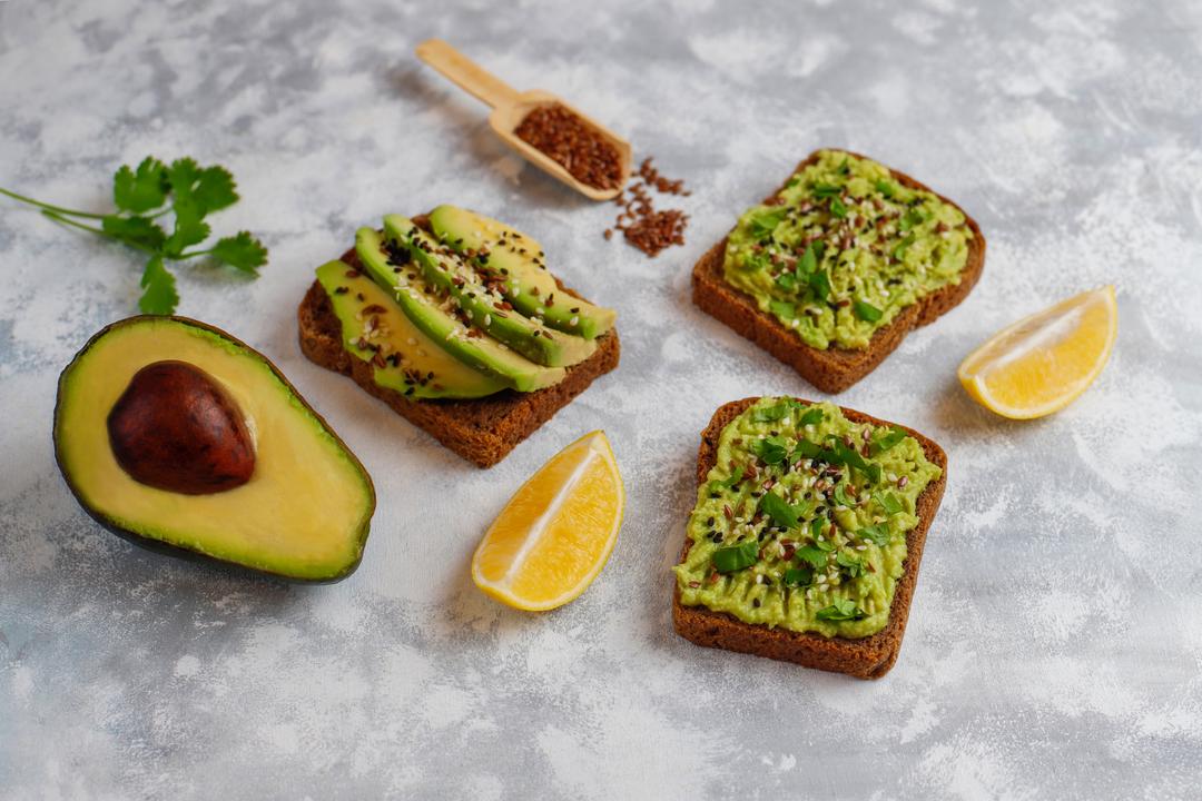 Avokadolu Tost Limon ve Baharat Sunumu