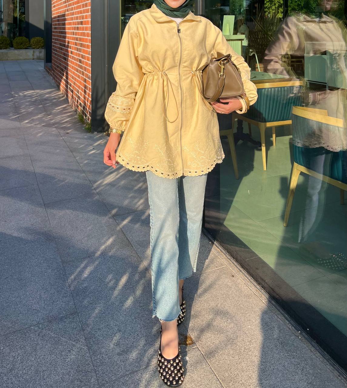 Nakış Detaylı Fermuarlı Sarı Ceket