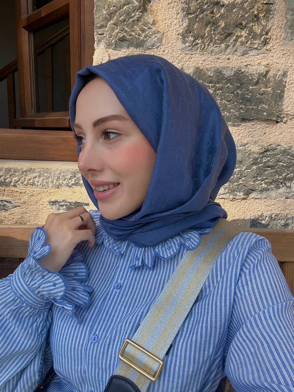 Yakası ve Kol Ucu Fırfır Nakışlı Mavi Gömlek