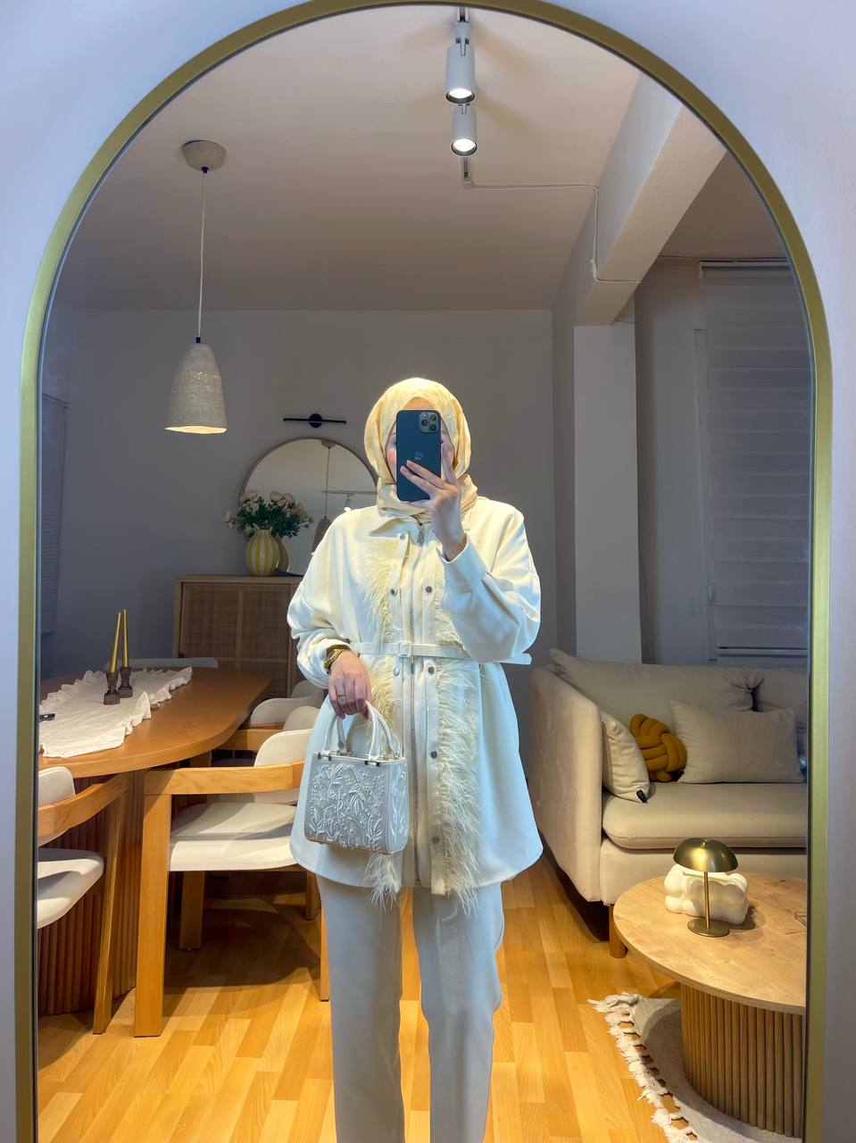 Krem Önü Tüylü Takım