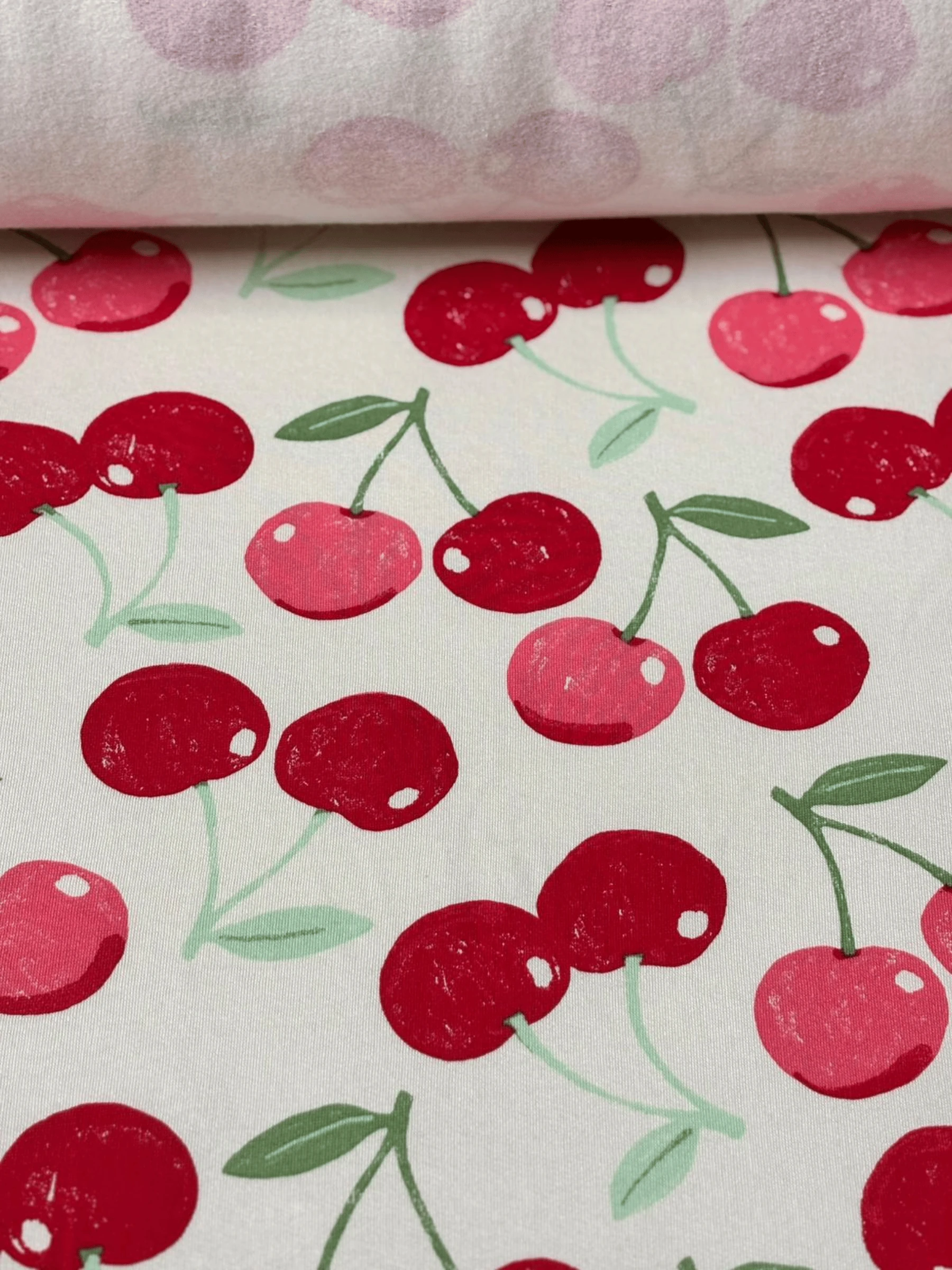 Kiraz Desenli Üç İplik Şardonlu Kumaş - %80 Polyester %20 Pamuk | En 180 cm | Kalın ve Yumuşak Kumaş
