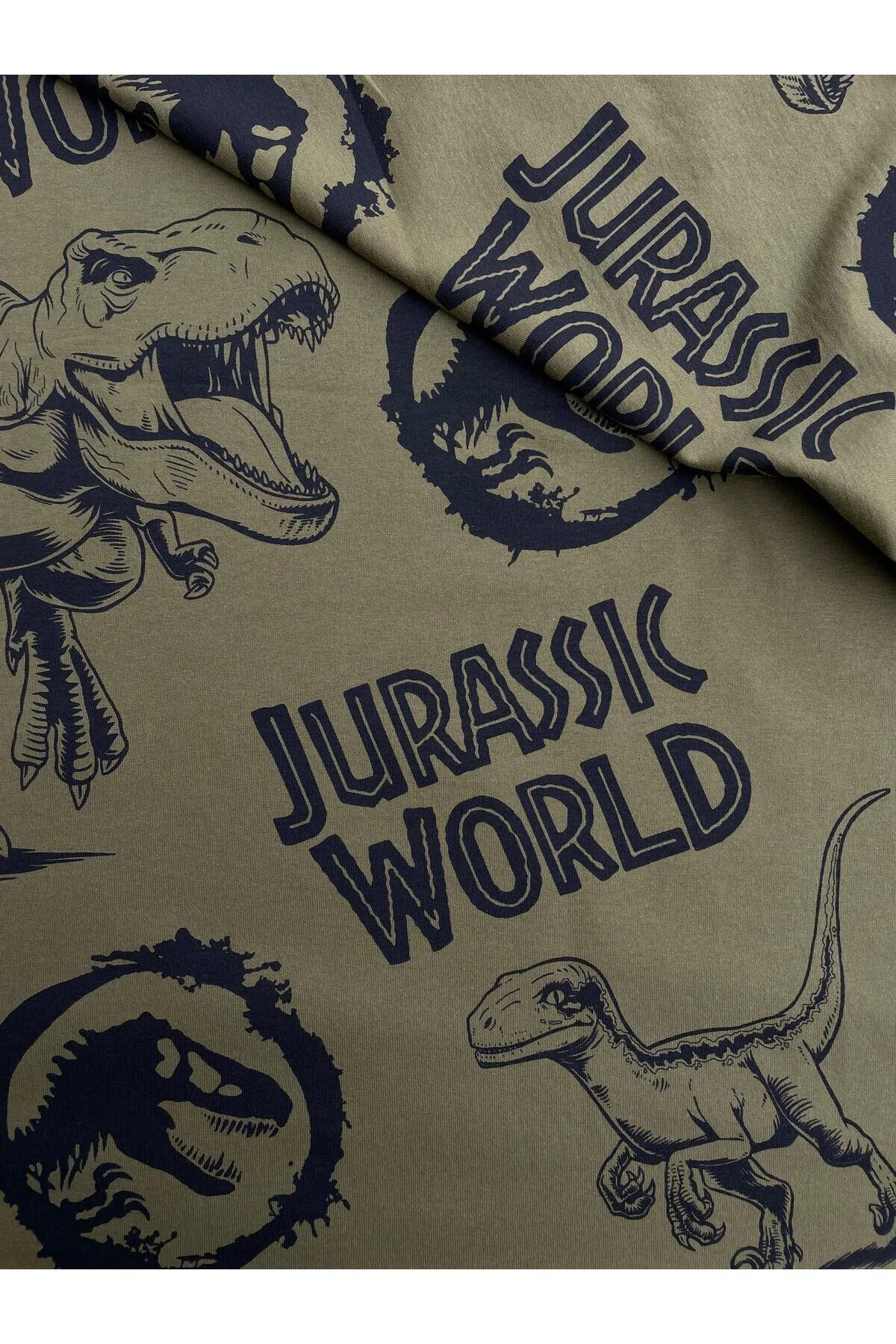 Jurassic World Baskılı 28/1 Süprem Penye Kumaş – %100 Cotton | Top Eni 180 cm | Yumuşak, Esnek ve Nefes Alabilen Penye Kumaş