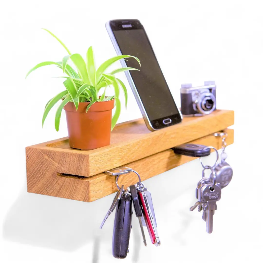 Dekoratif görünüm için raf üstünde “2–3 parça” kuralı: bitki + küçük obje + gözlük.