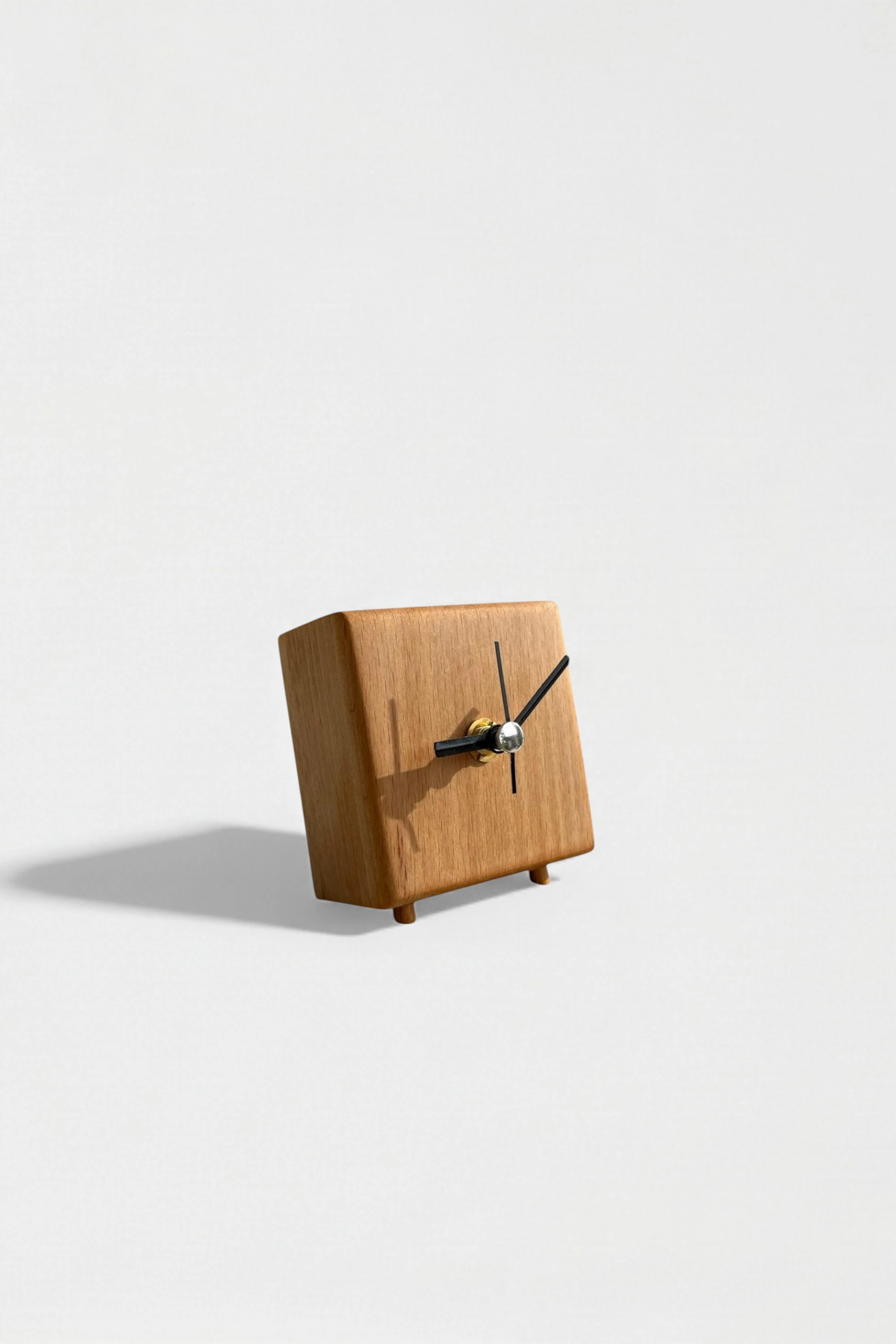 Minyon El Yapımı Masif Masa Saati