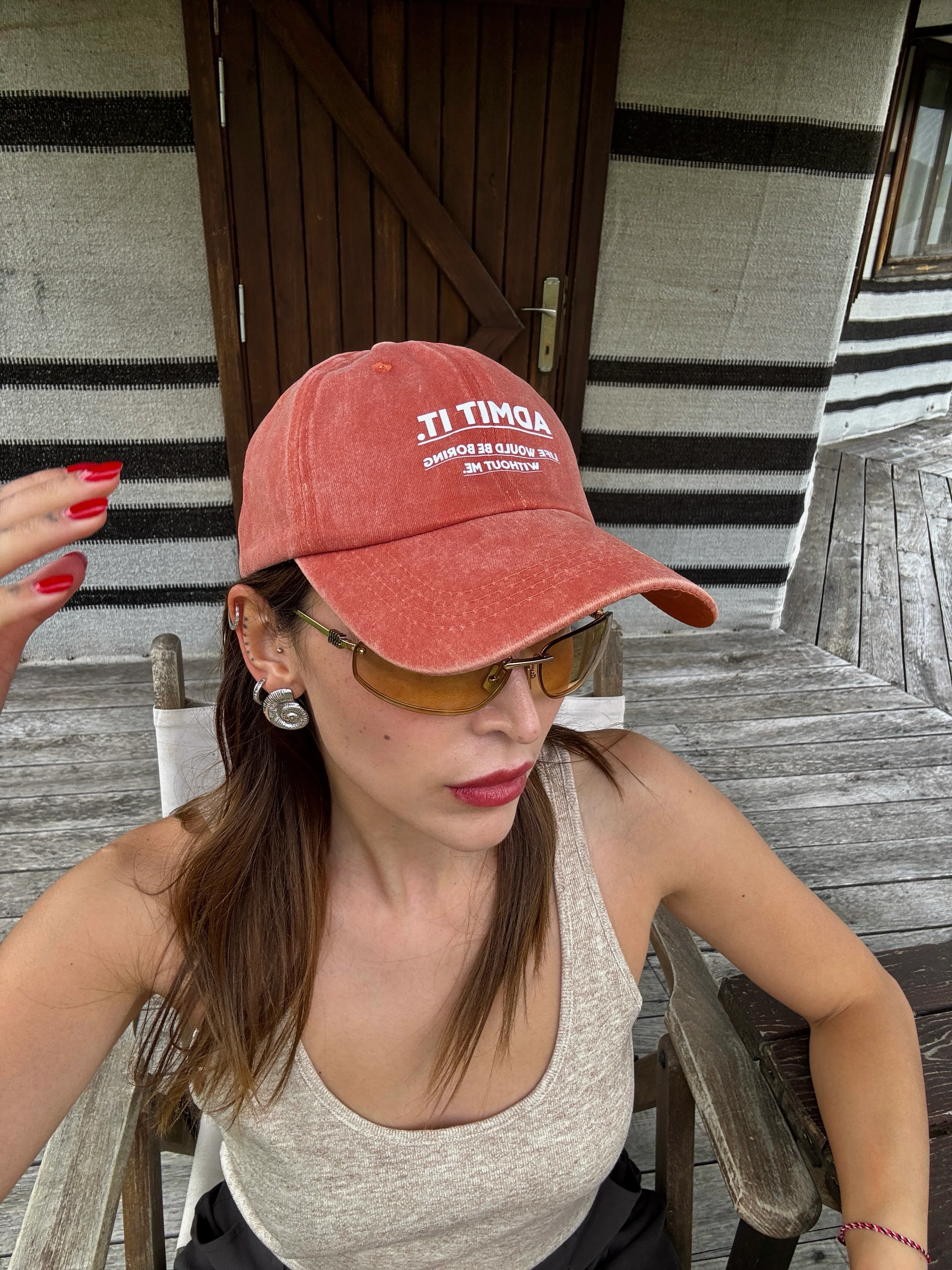 ‘İtiraf Et. Bensiz Hayat Sıkıcı Olurdu’ Şapka