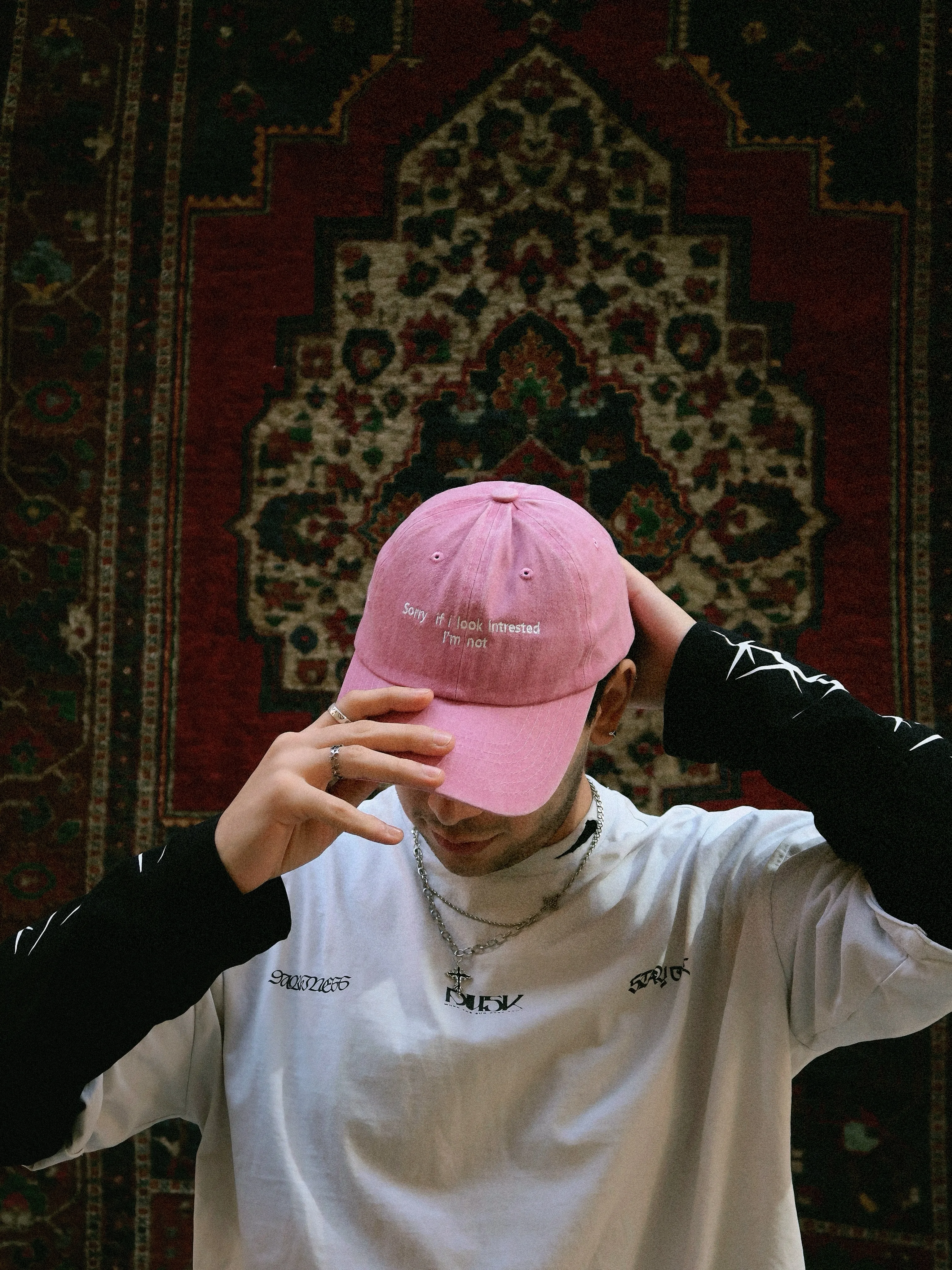 ‘İlgileniyor Görünüyorsam Üzgünüm.. İlgilenmiyorum’ Şapka