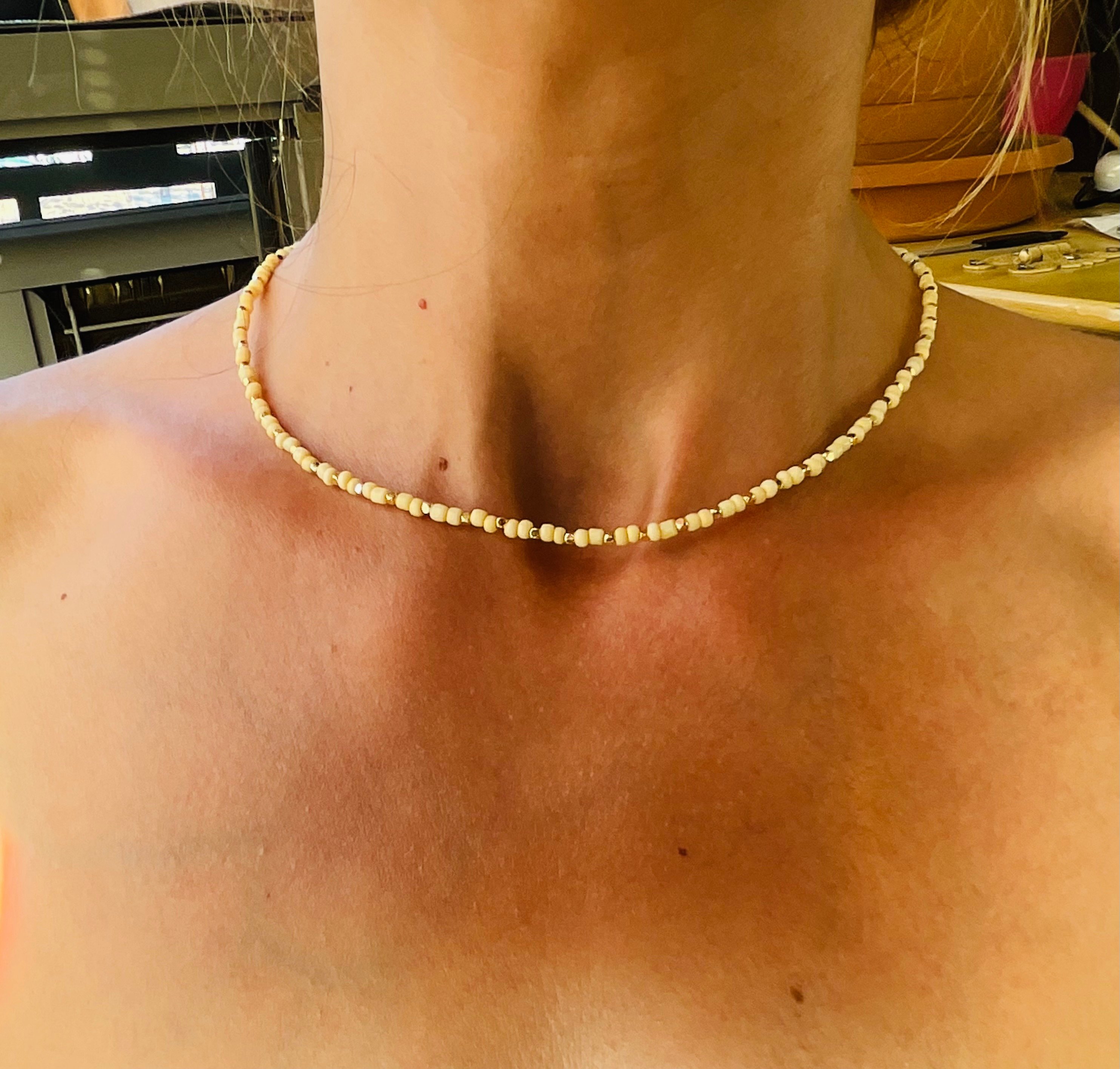 Kırık beyaz ve gold minimal boncuklu kolye