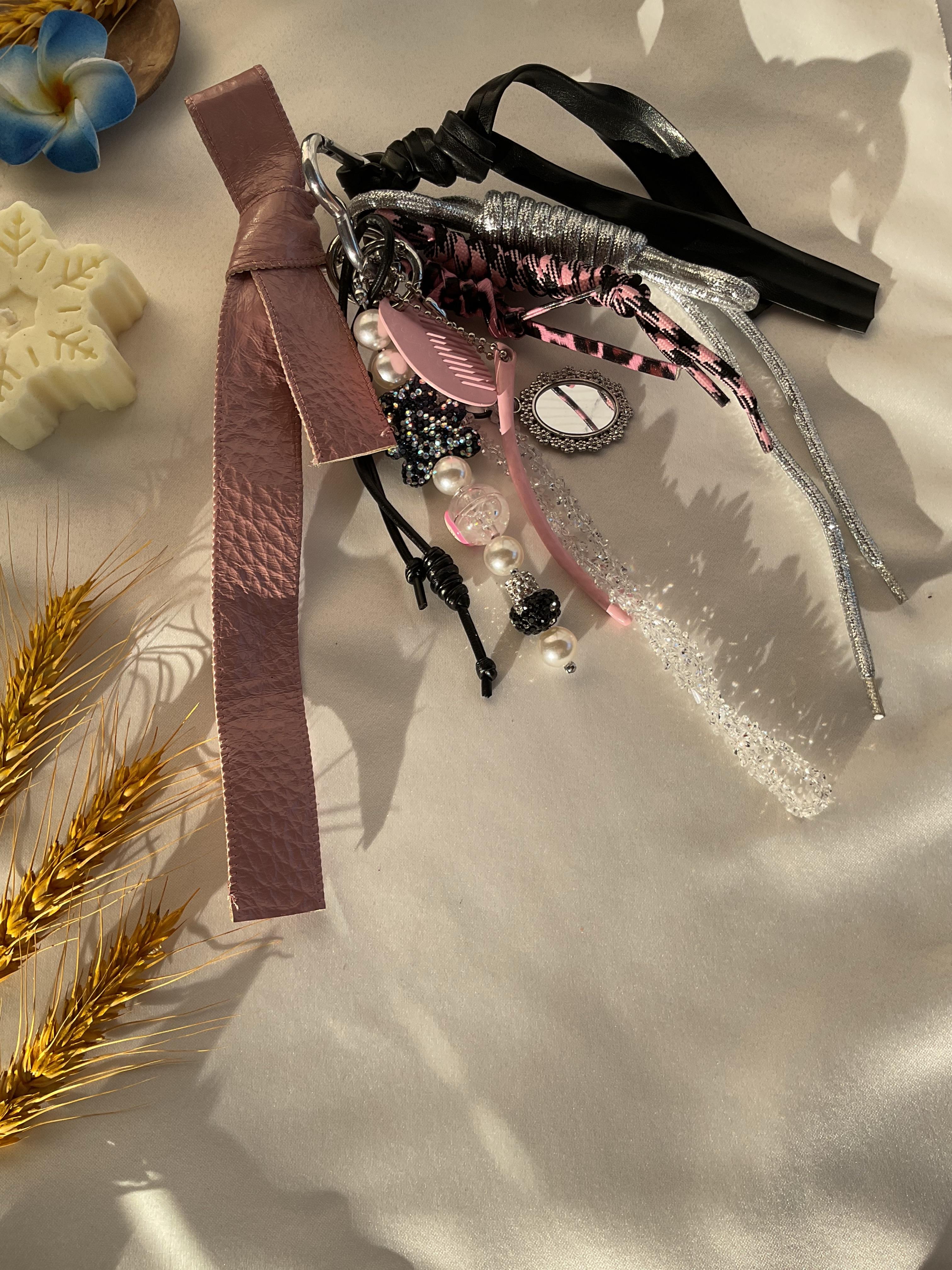 Pembe gri siyah renkli çanta charmı